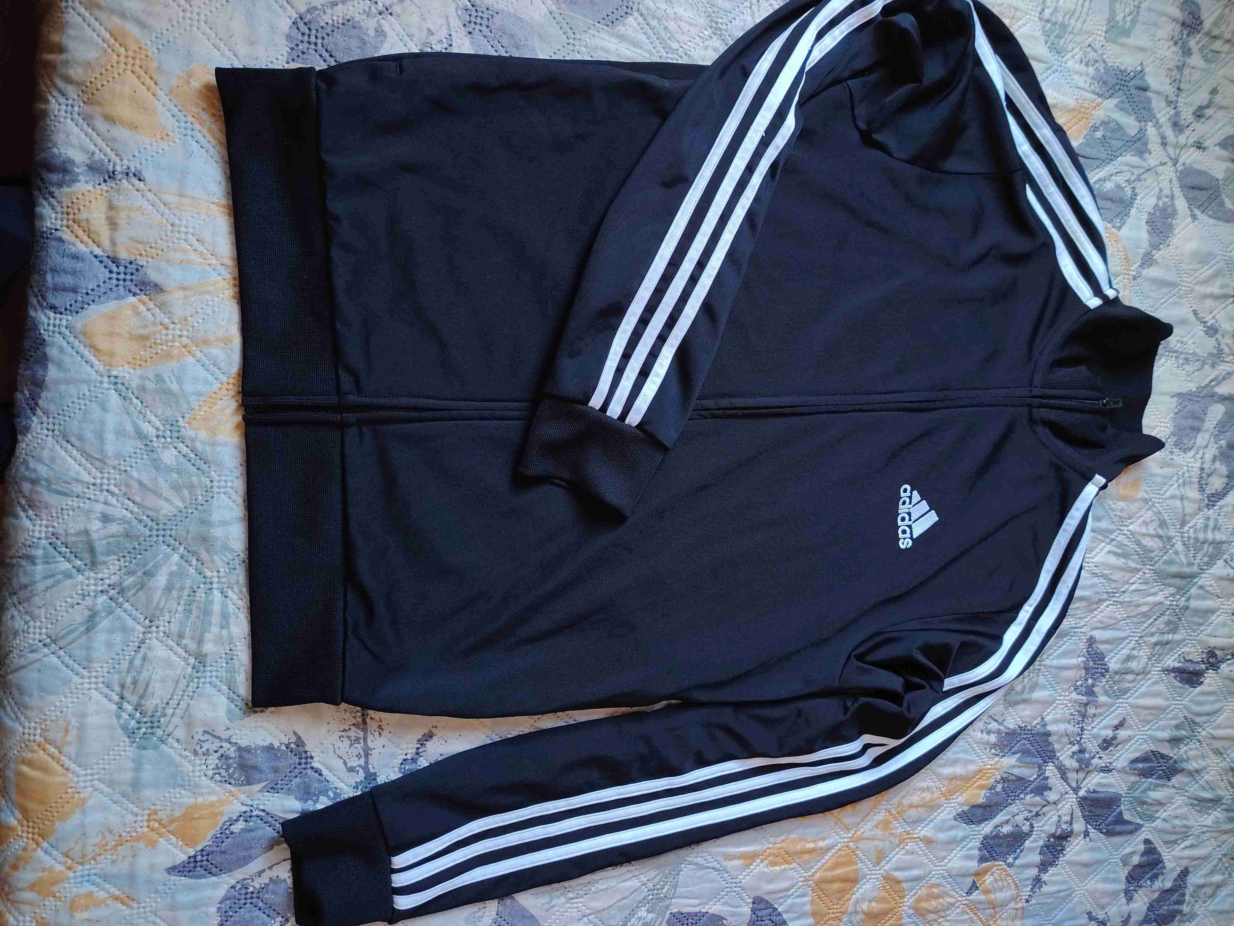 Polerón negro adidas con rayas
