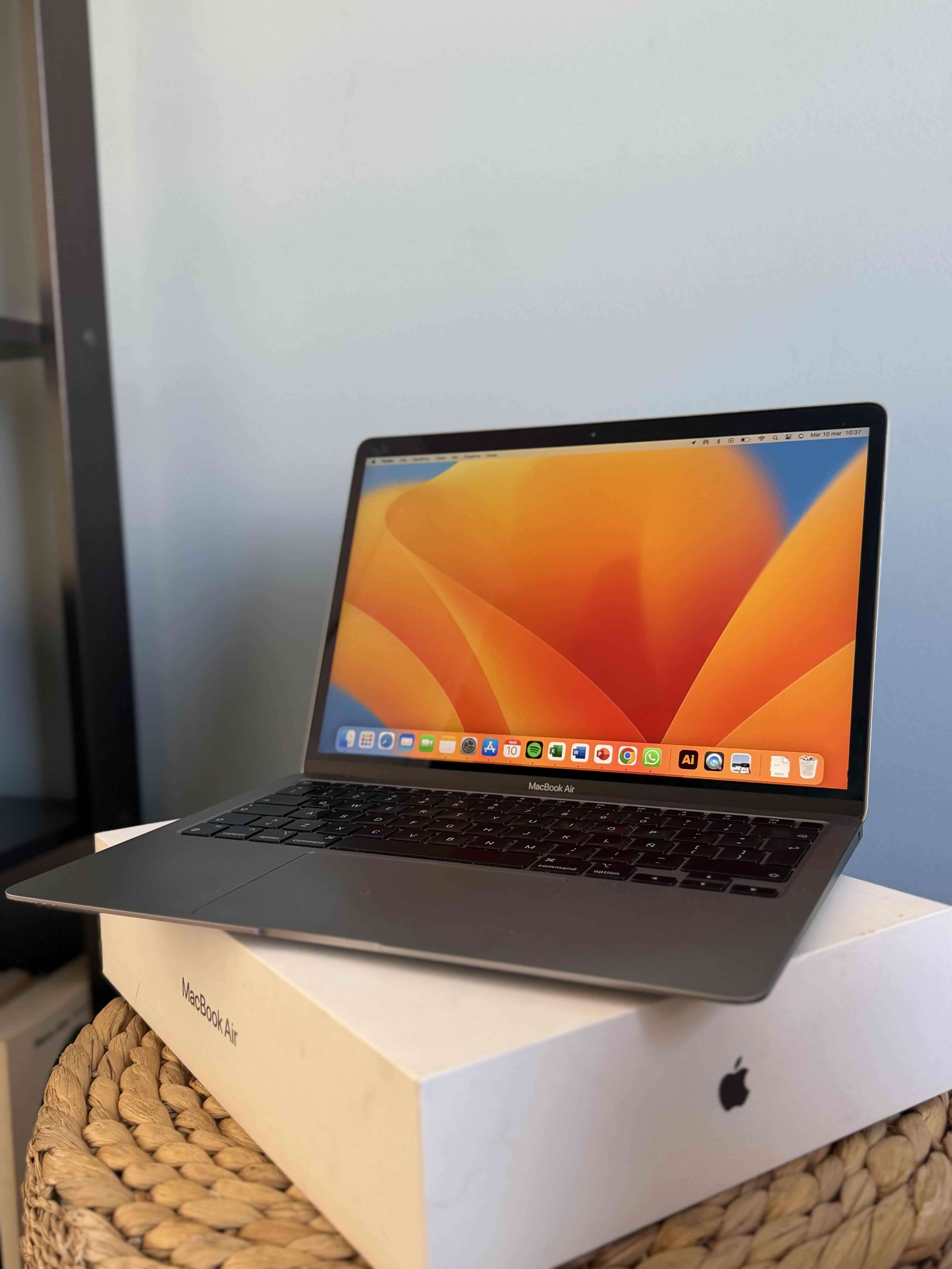 Macbook Air con caja original - miniatura 2