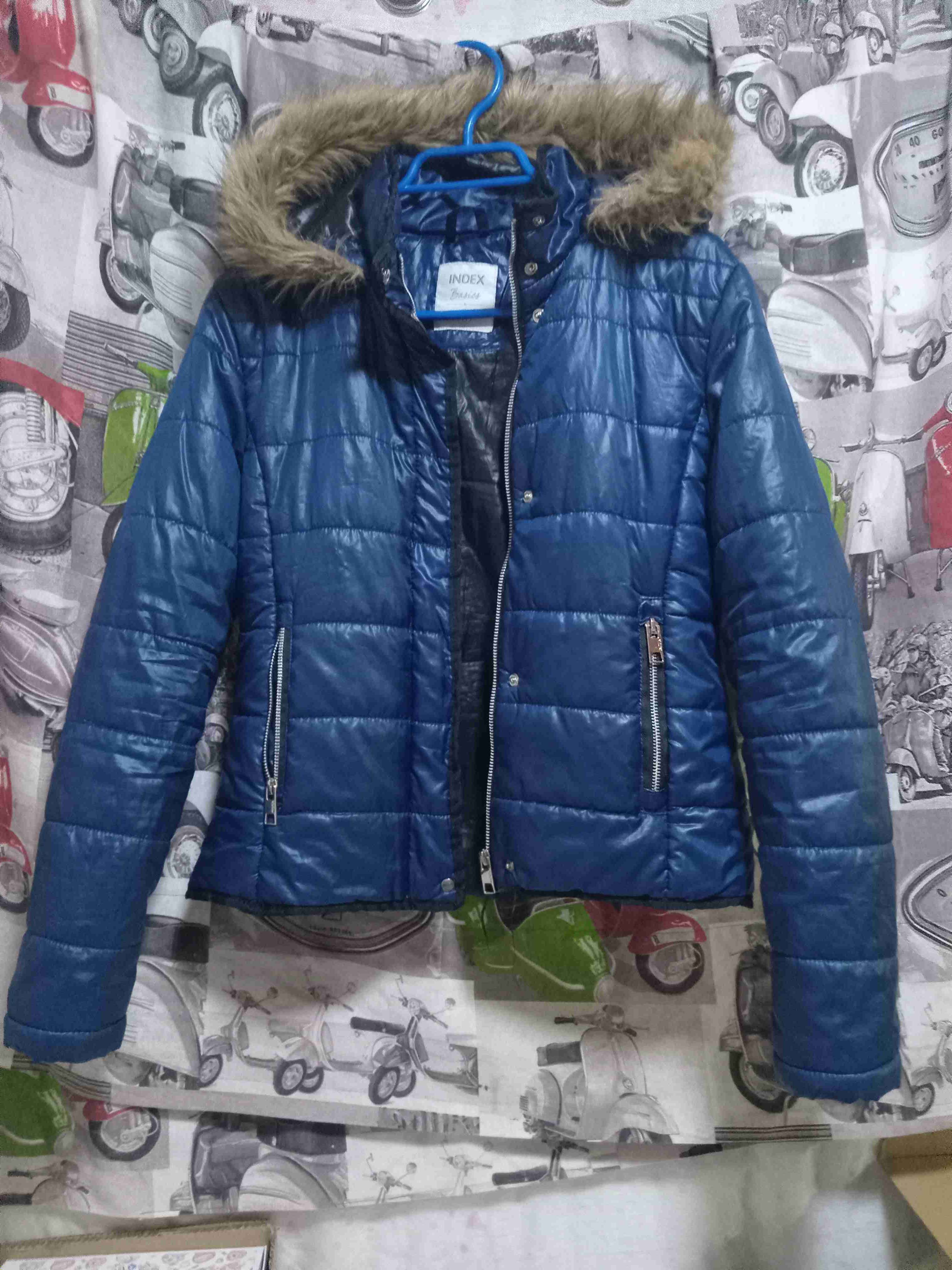 Chaqueta azul con capucha