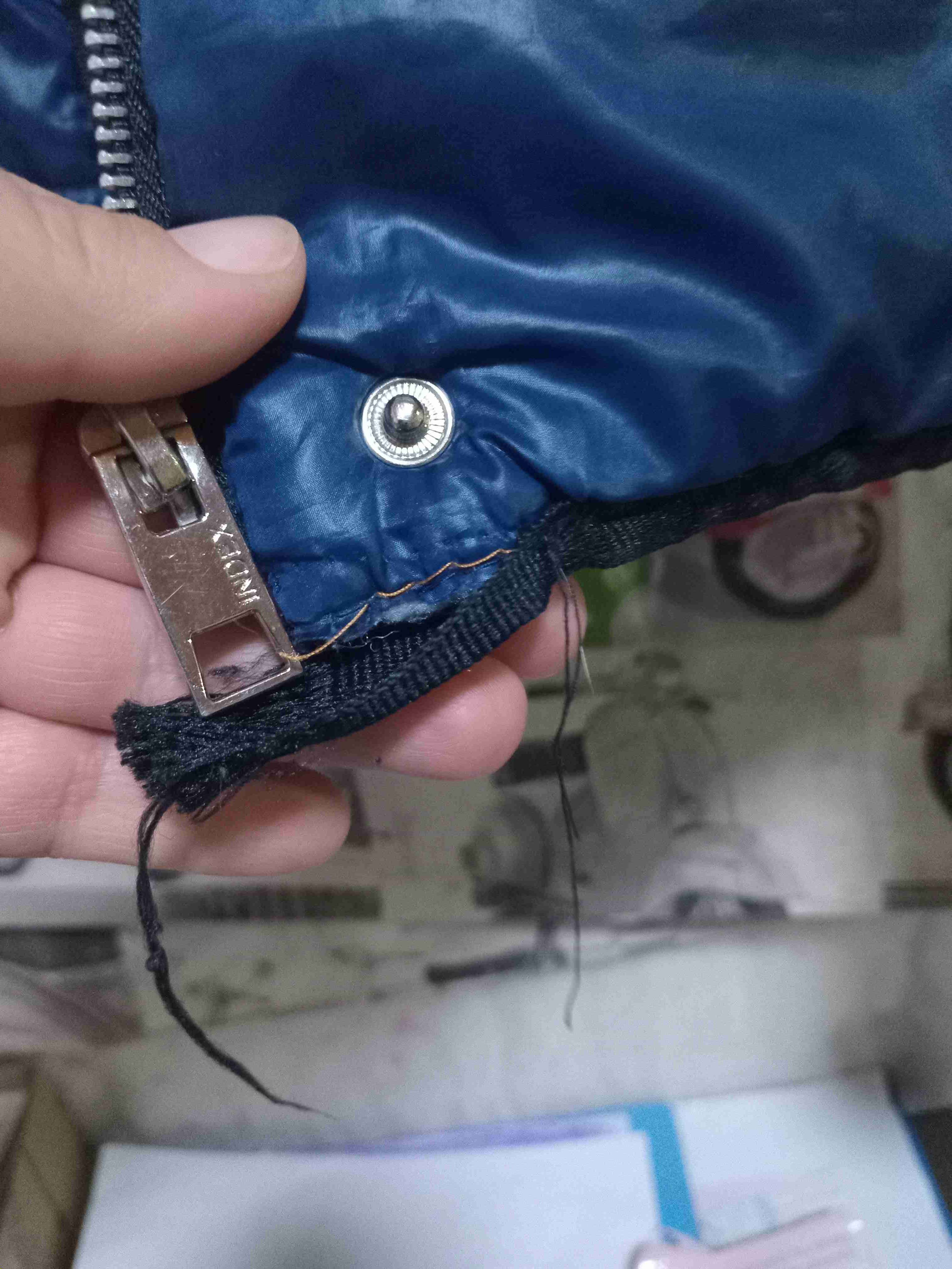 Chaqueta azul con capucha - miniatura 2