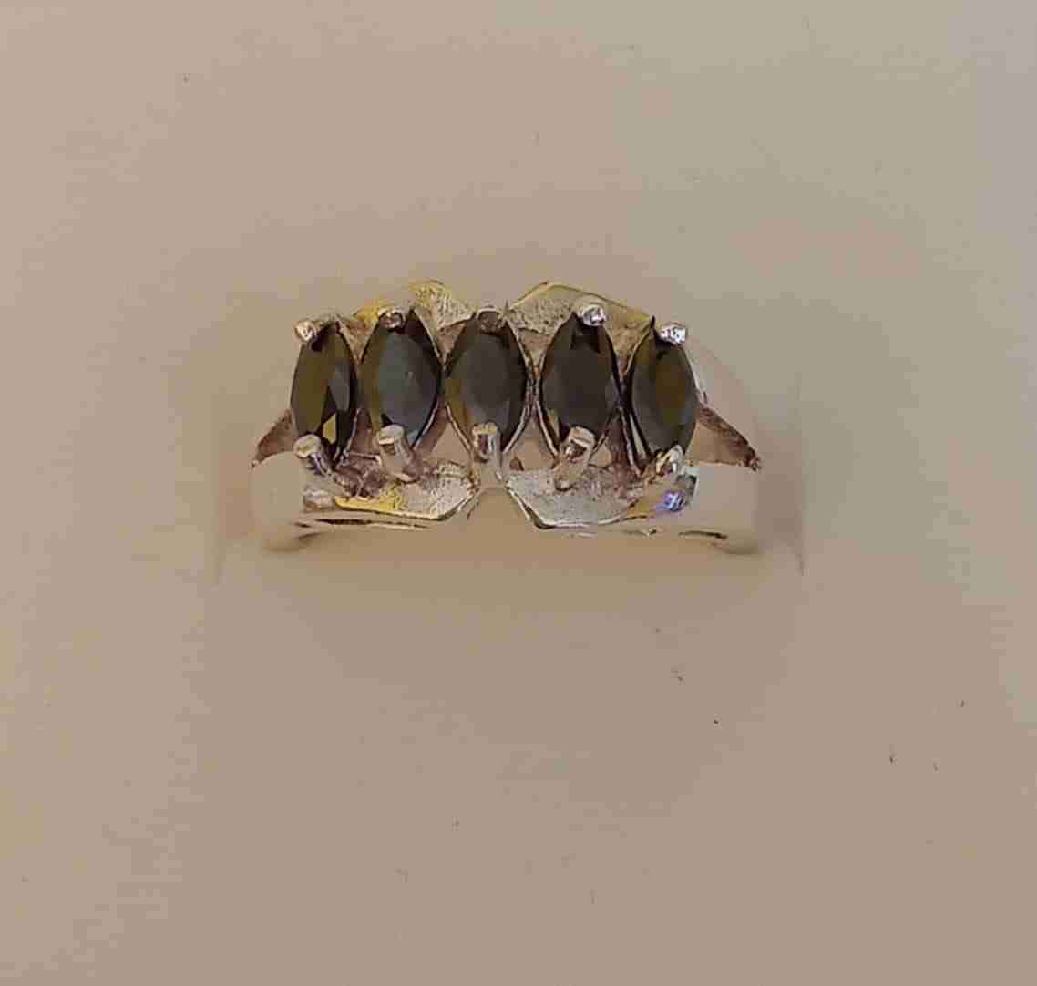 Anillo de plata con gemas negras