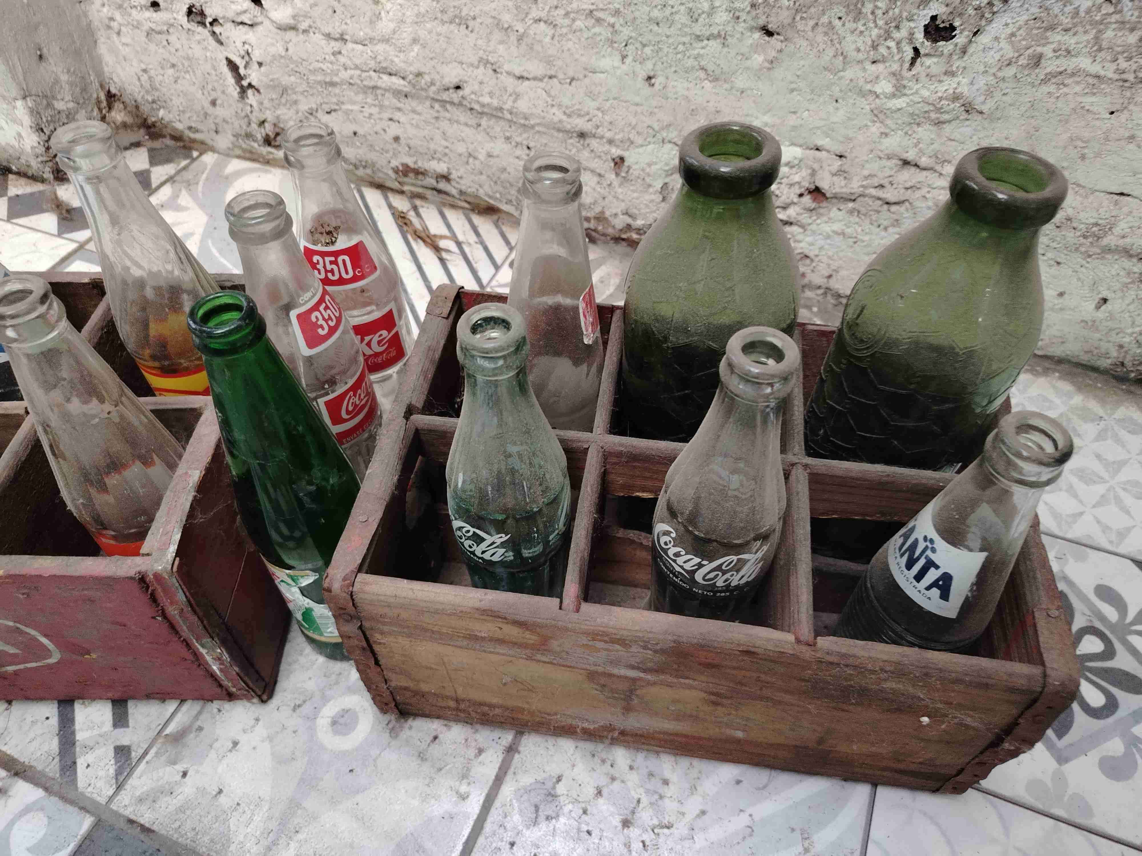 Cajas antiguas y  botellas vintage - miniatura 3
