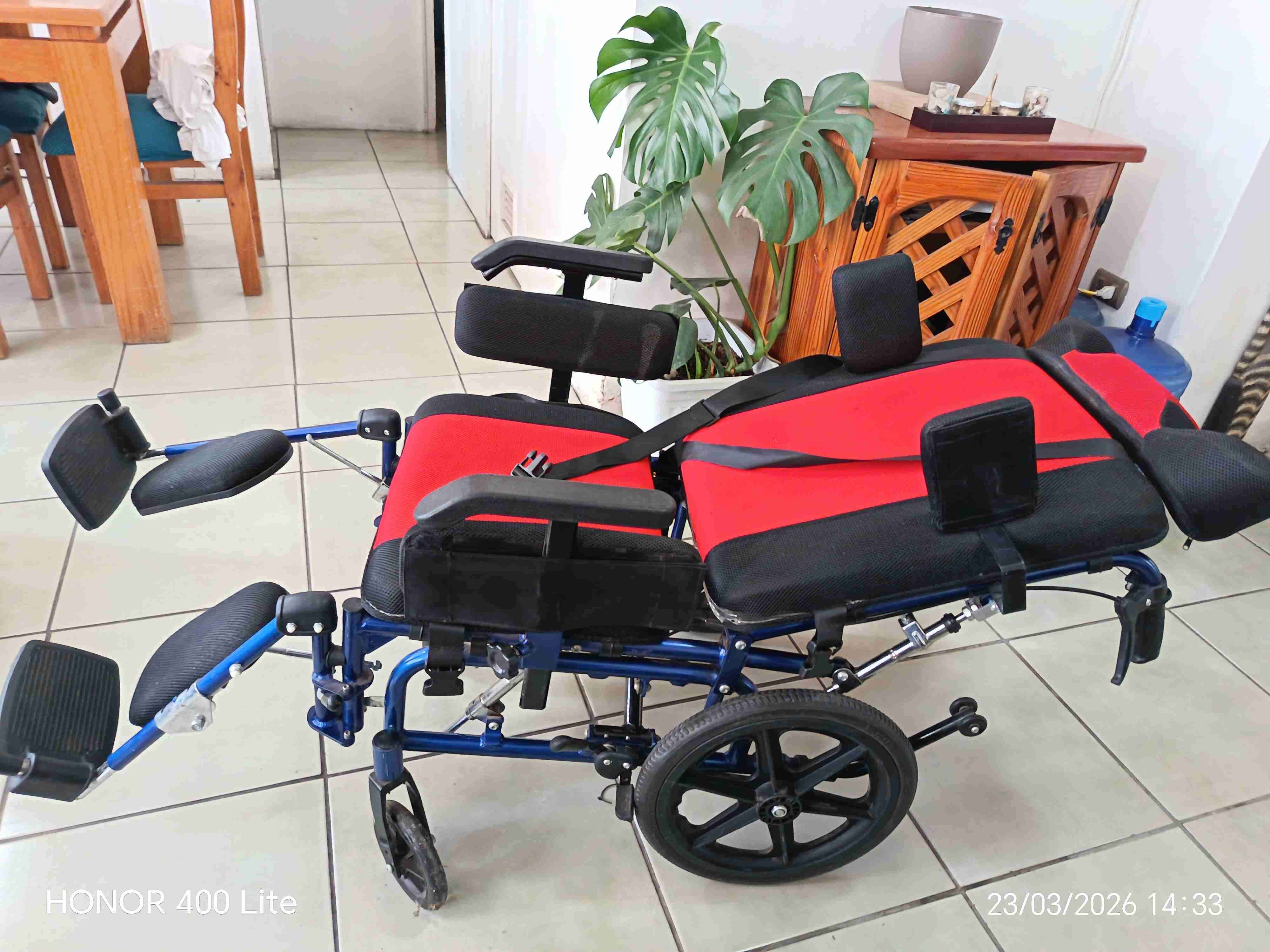 Silla de ruedas reclinable roja