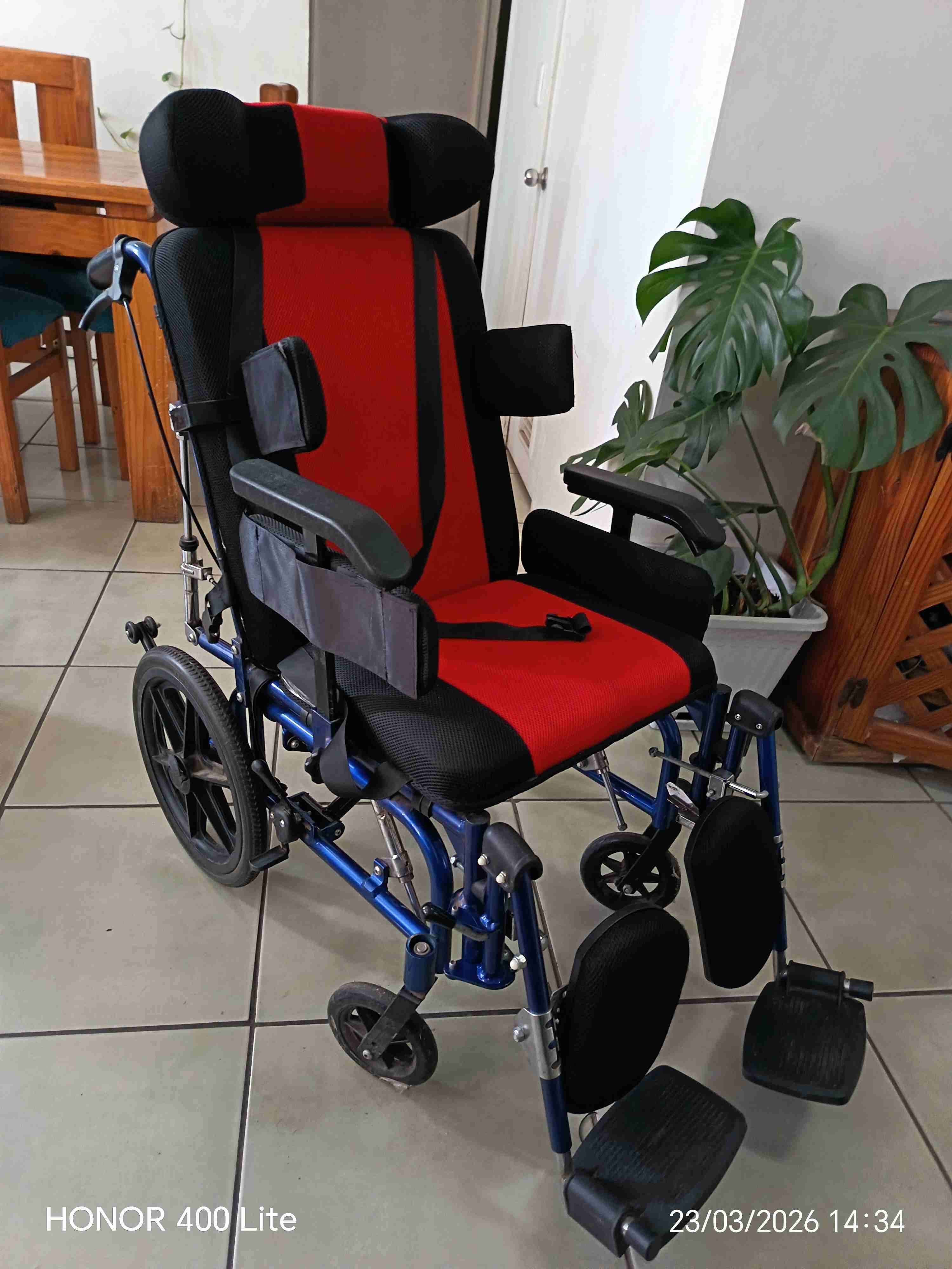 Silla de ruedas reclinable roja - miniatura 3