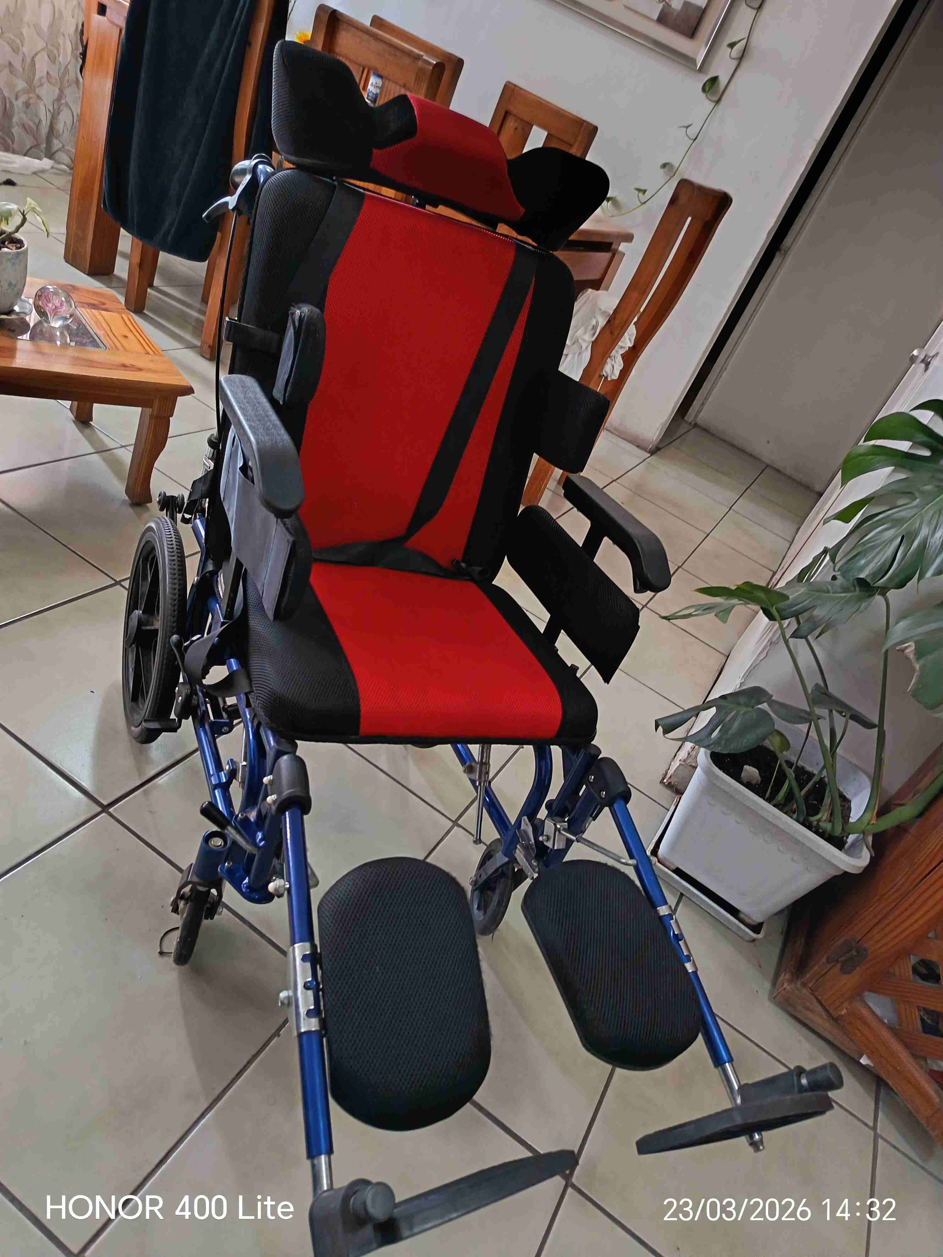 Silla de ruedas reclinable roja - miniatura 5