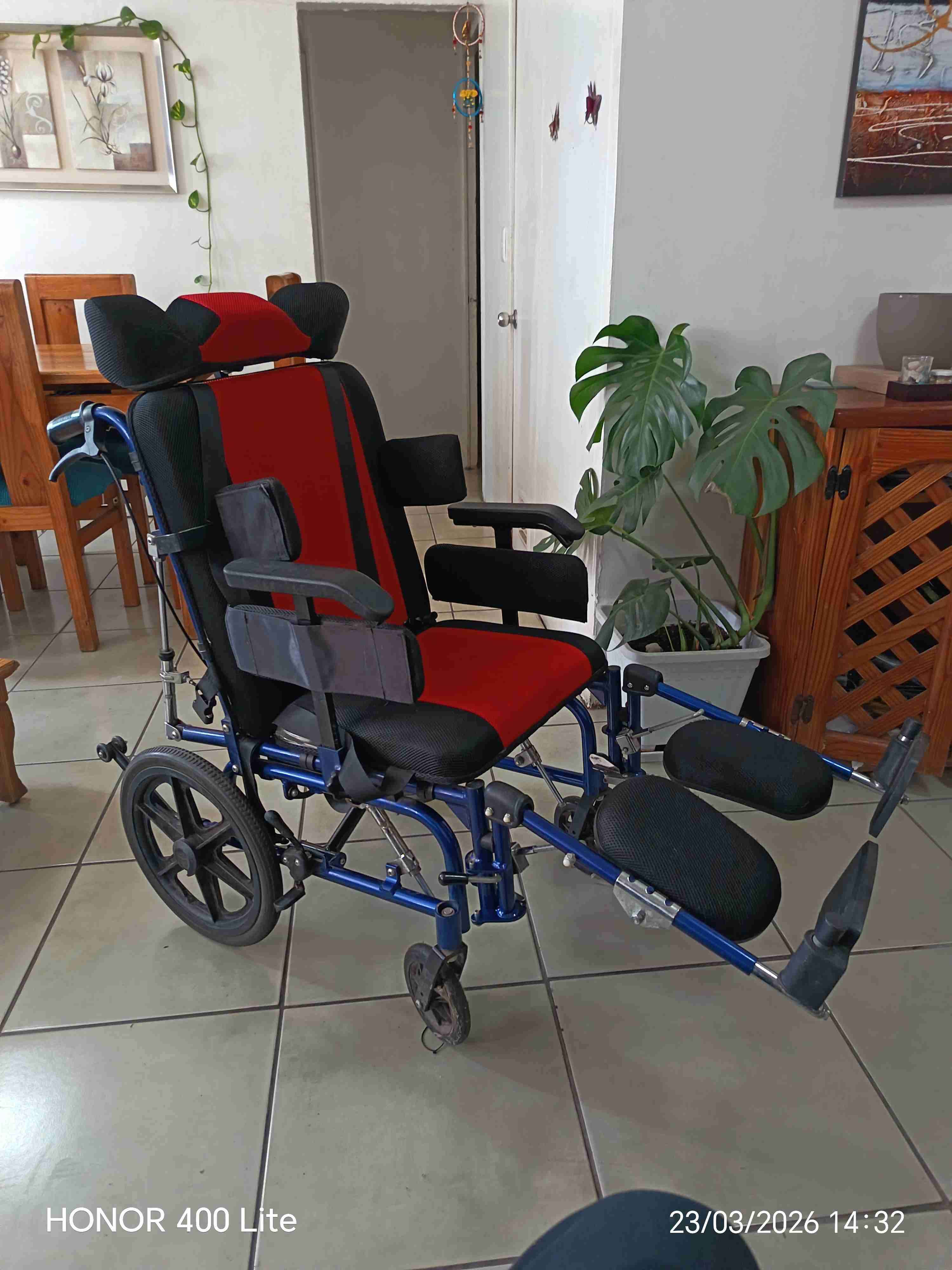 Silla de ruedas reclinable roja - miniatura 6