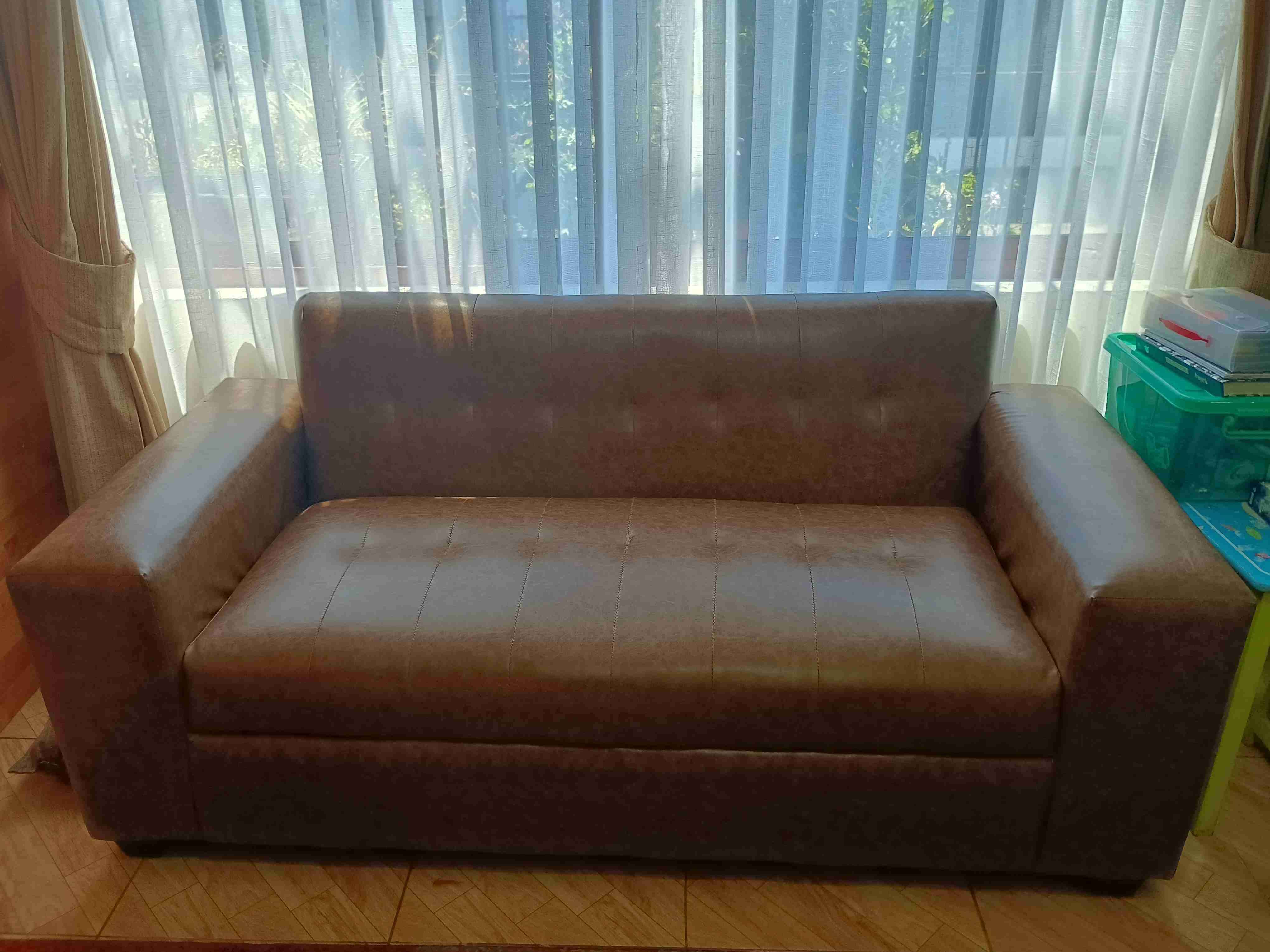 Sofá café de cuerina - miniatura 2