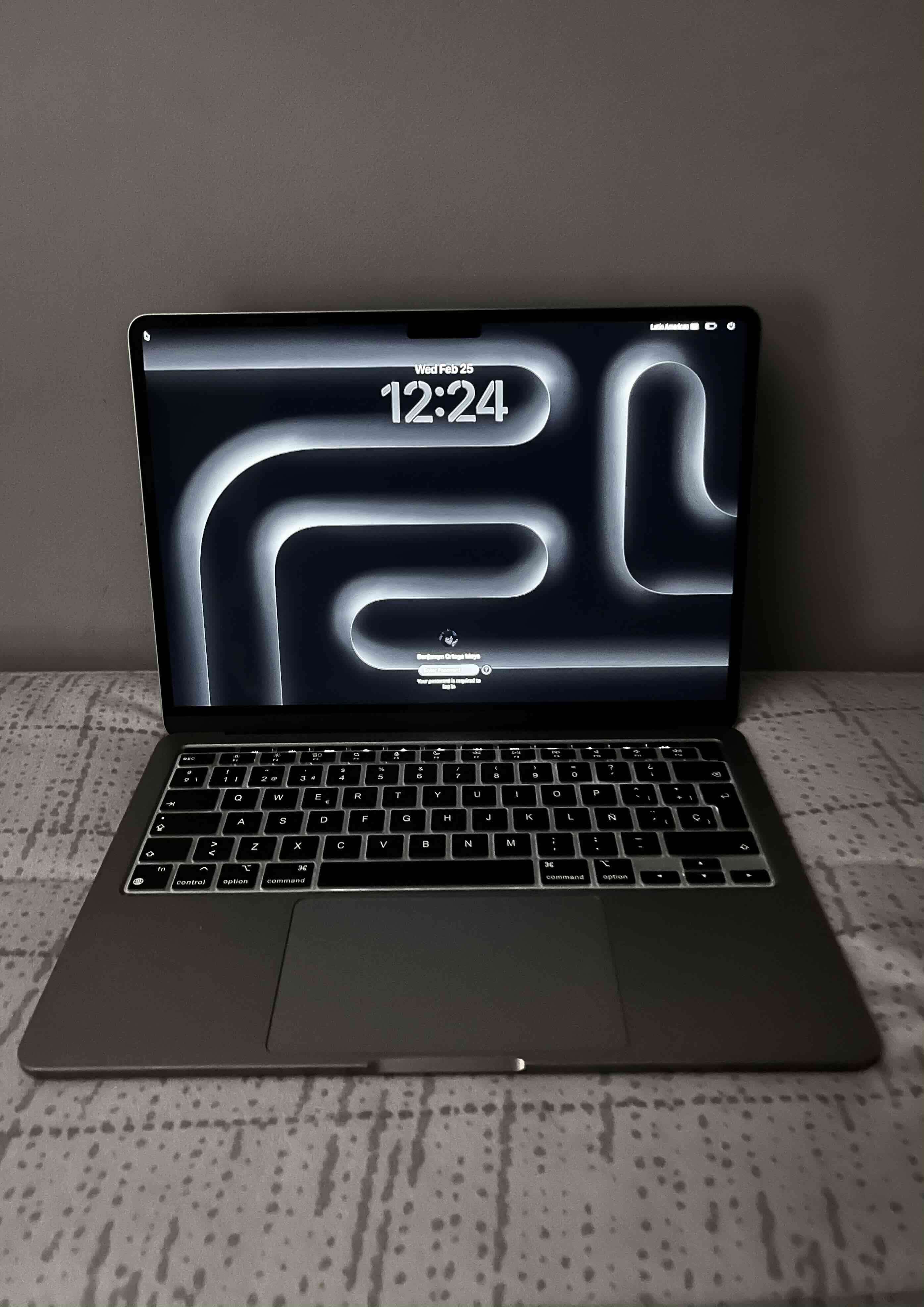 MacBook con funda y accesorios - miniatura 2