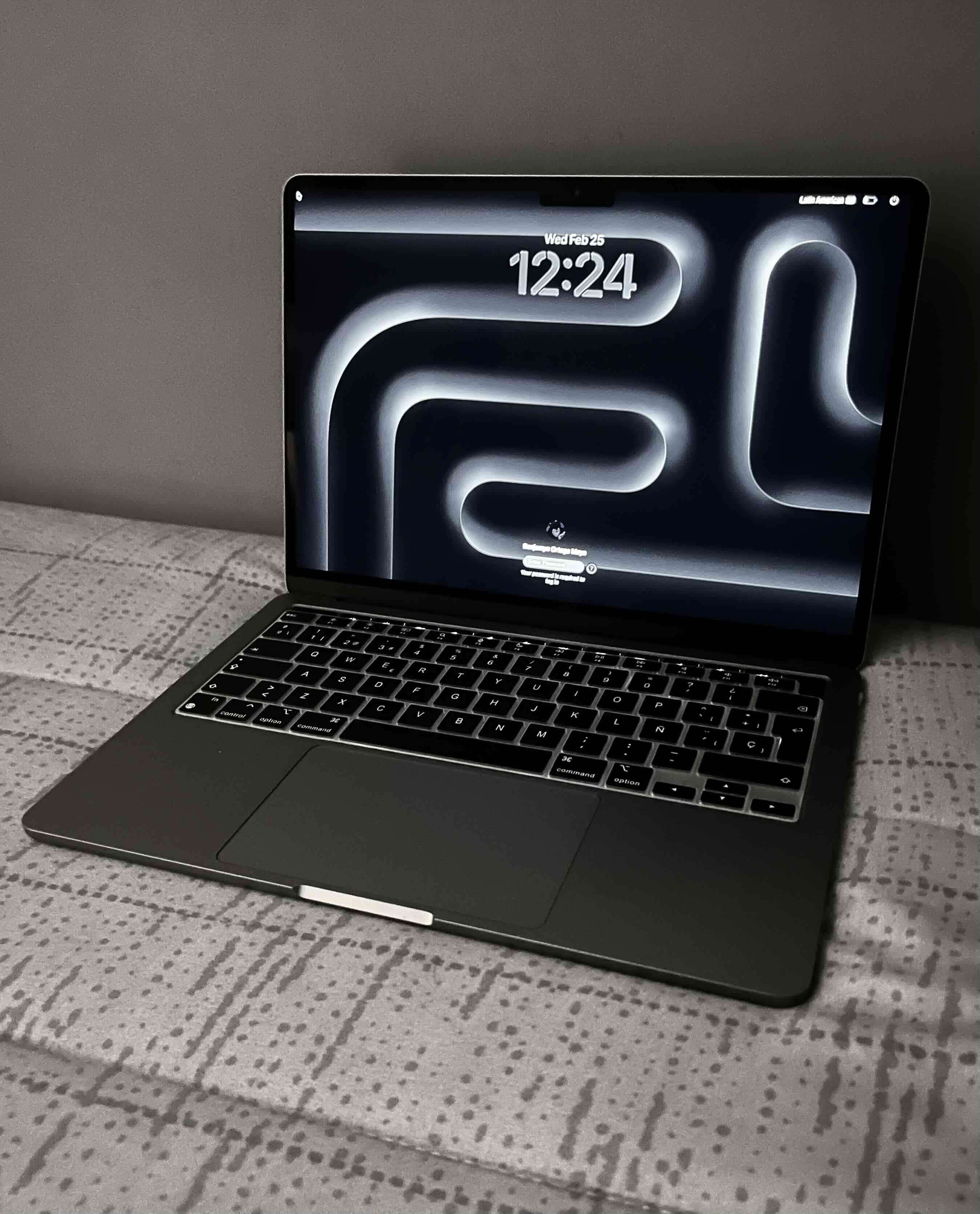 MacBook con funda y accesorios - miniatura 3