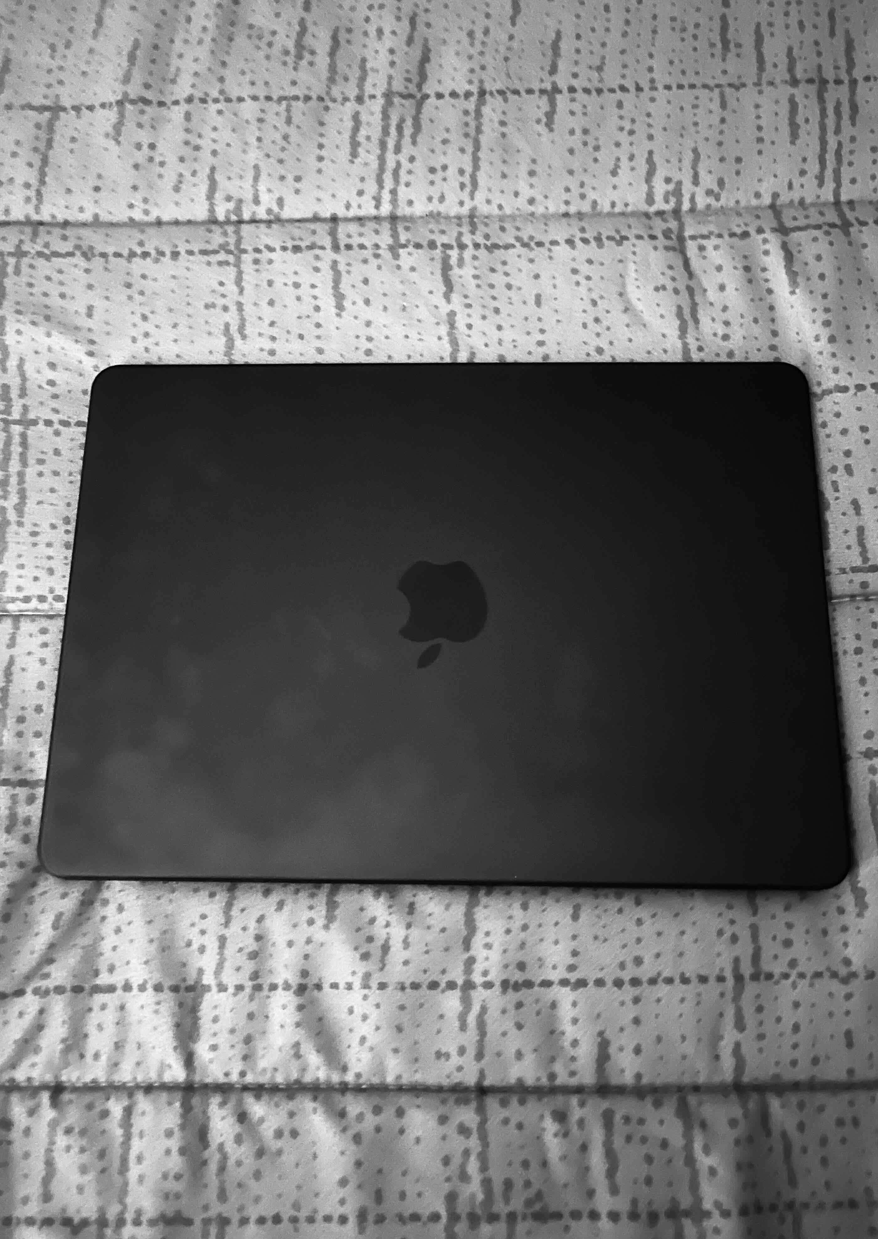 MacBook con funda y accesorios - miniatura 4