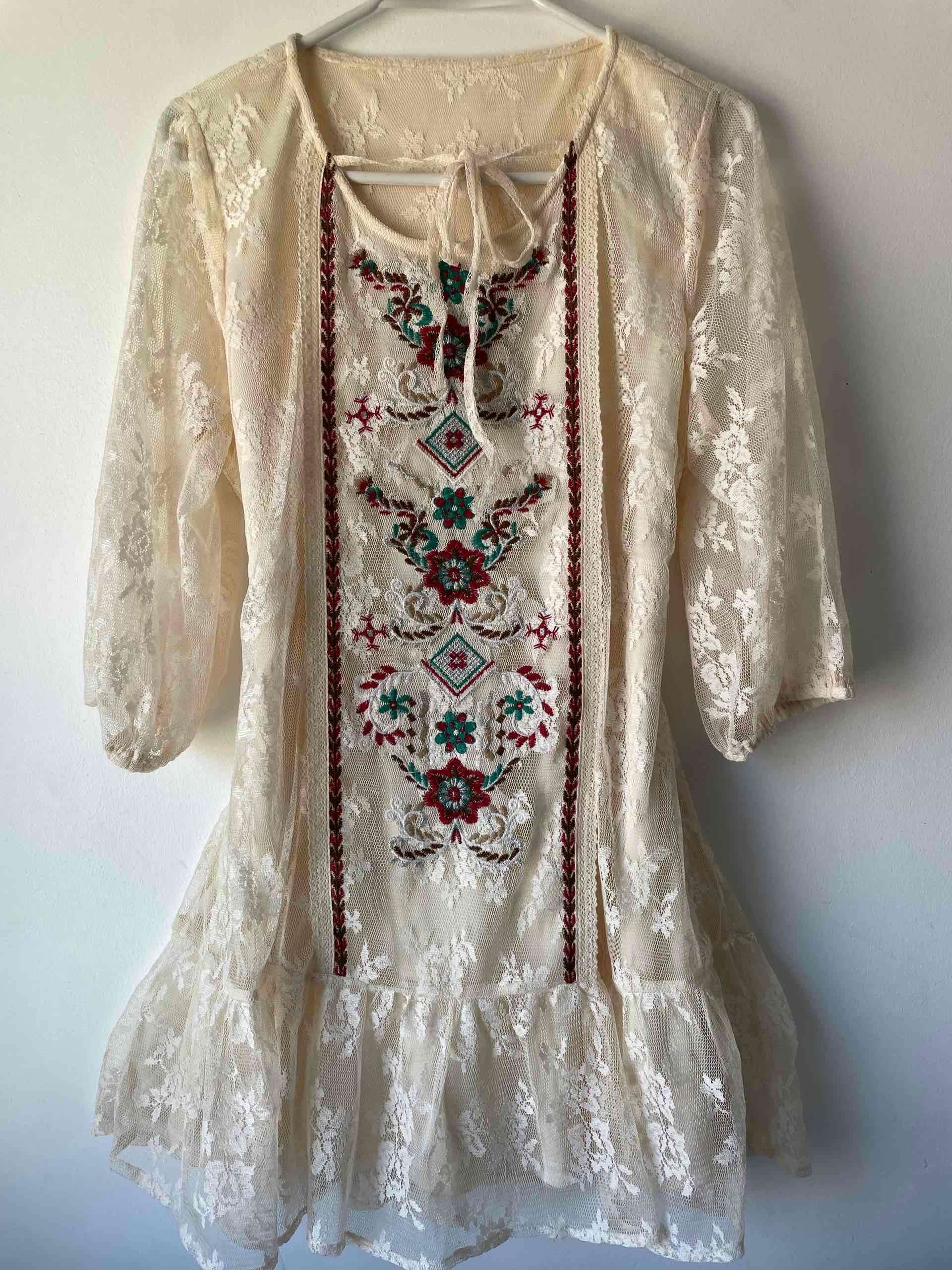 Vestido bohemio bordado beige