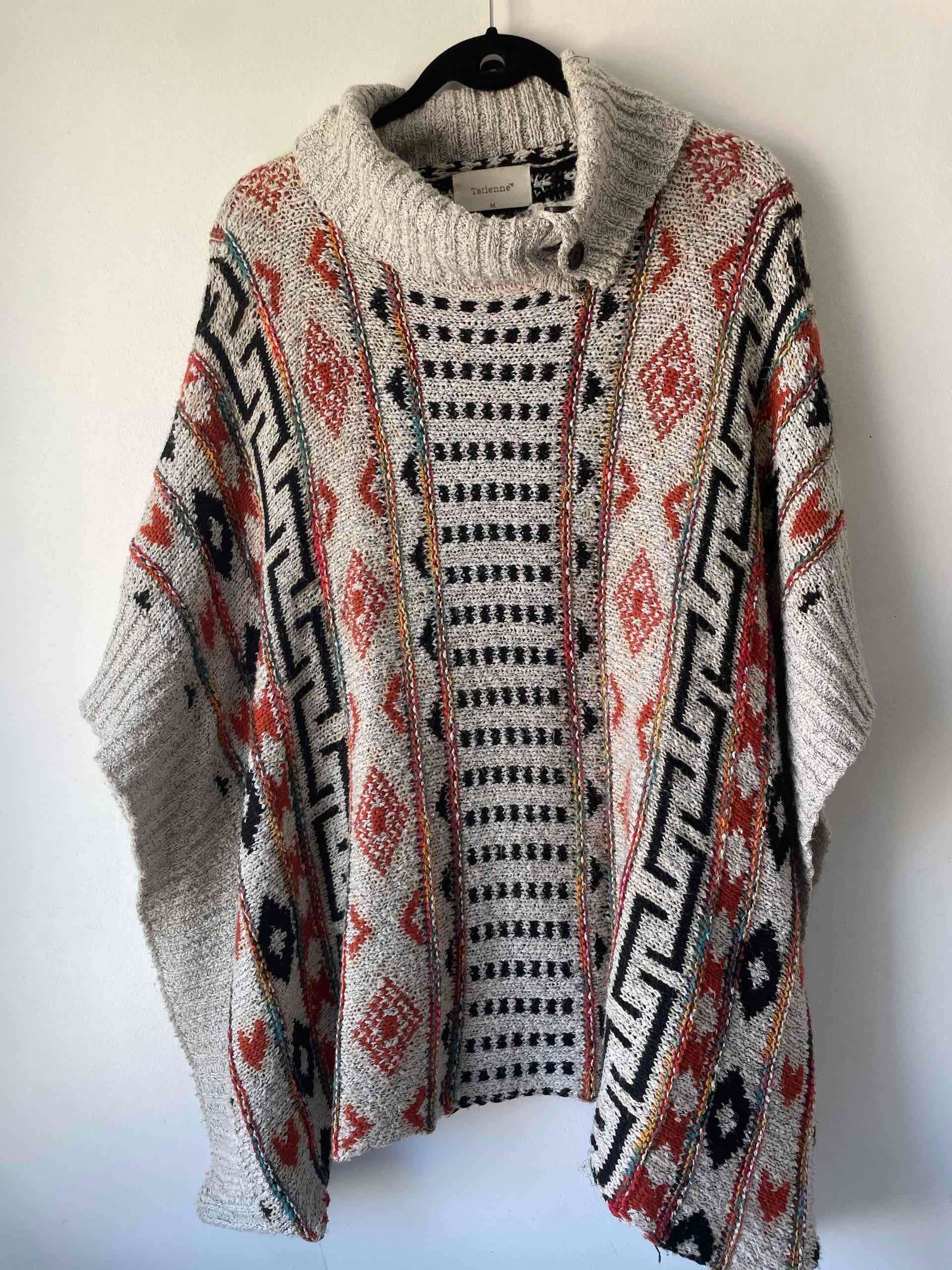 Poncho de lana con patrón étnico