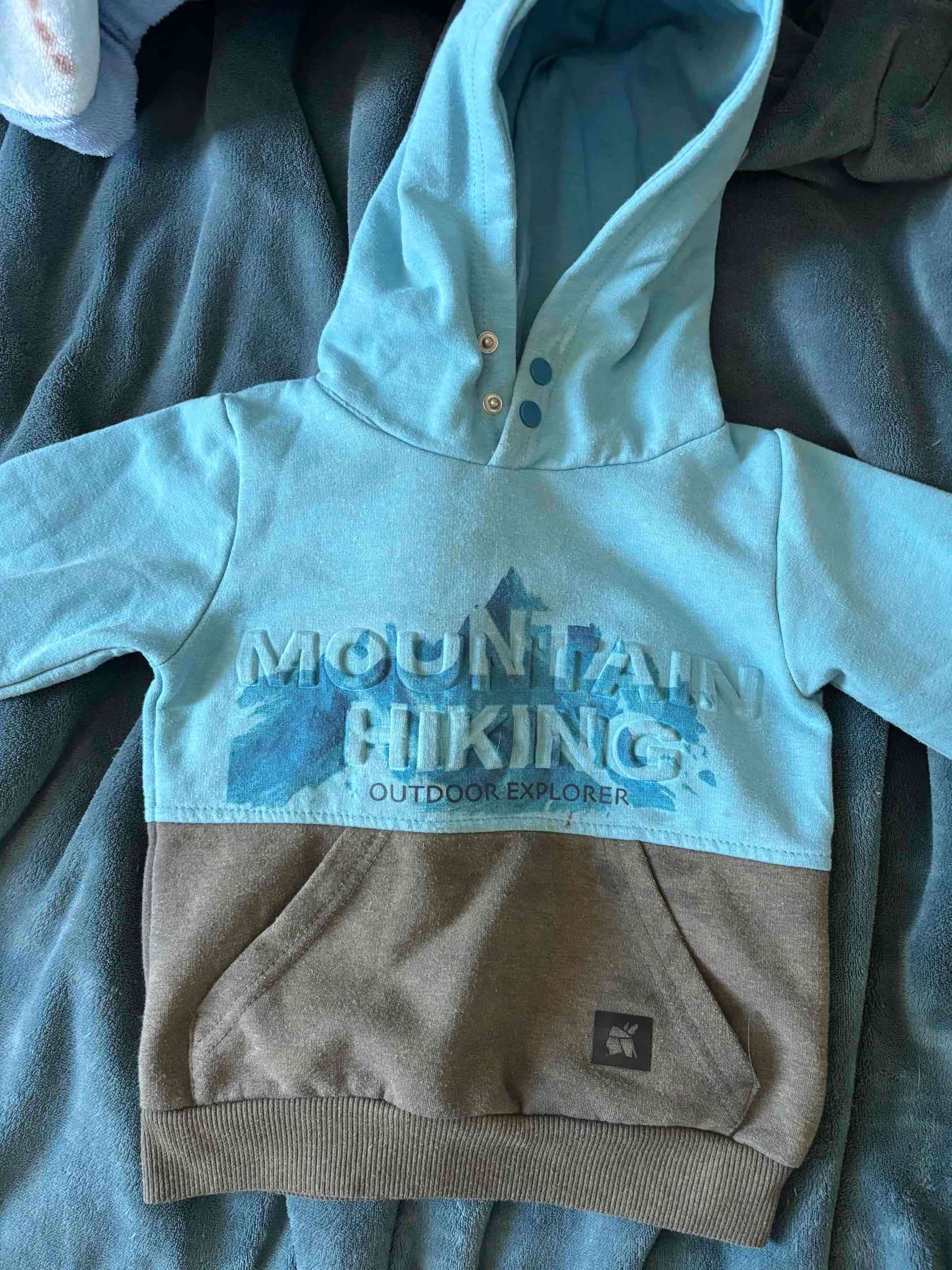 Polerón azul y gris montaña talla 2