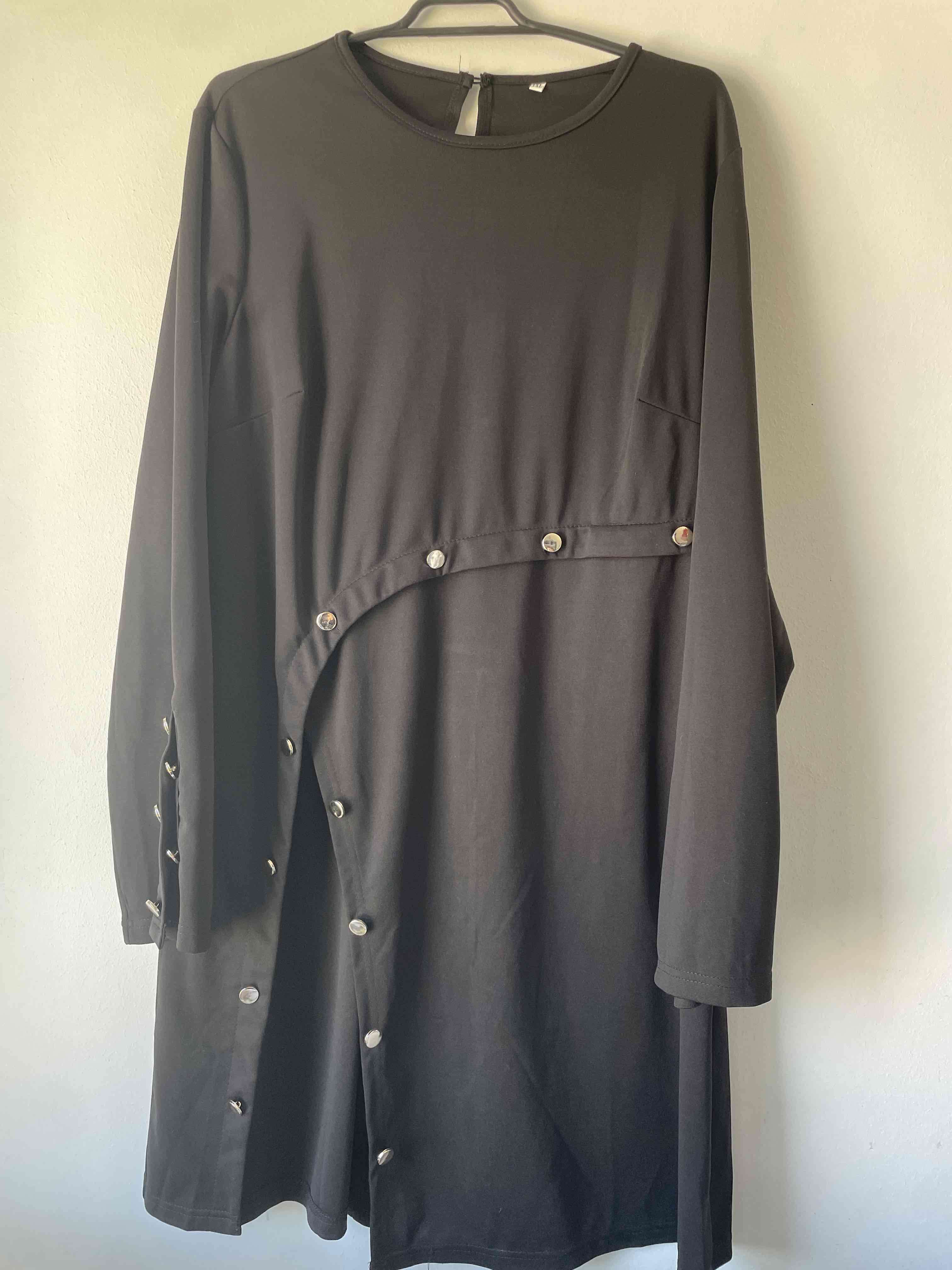 Vestido negro con botones decorativos