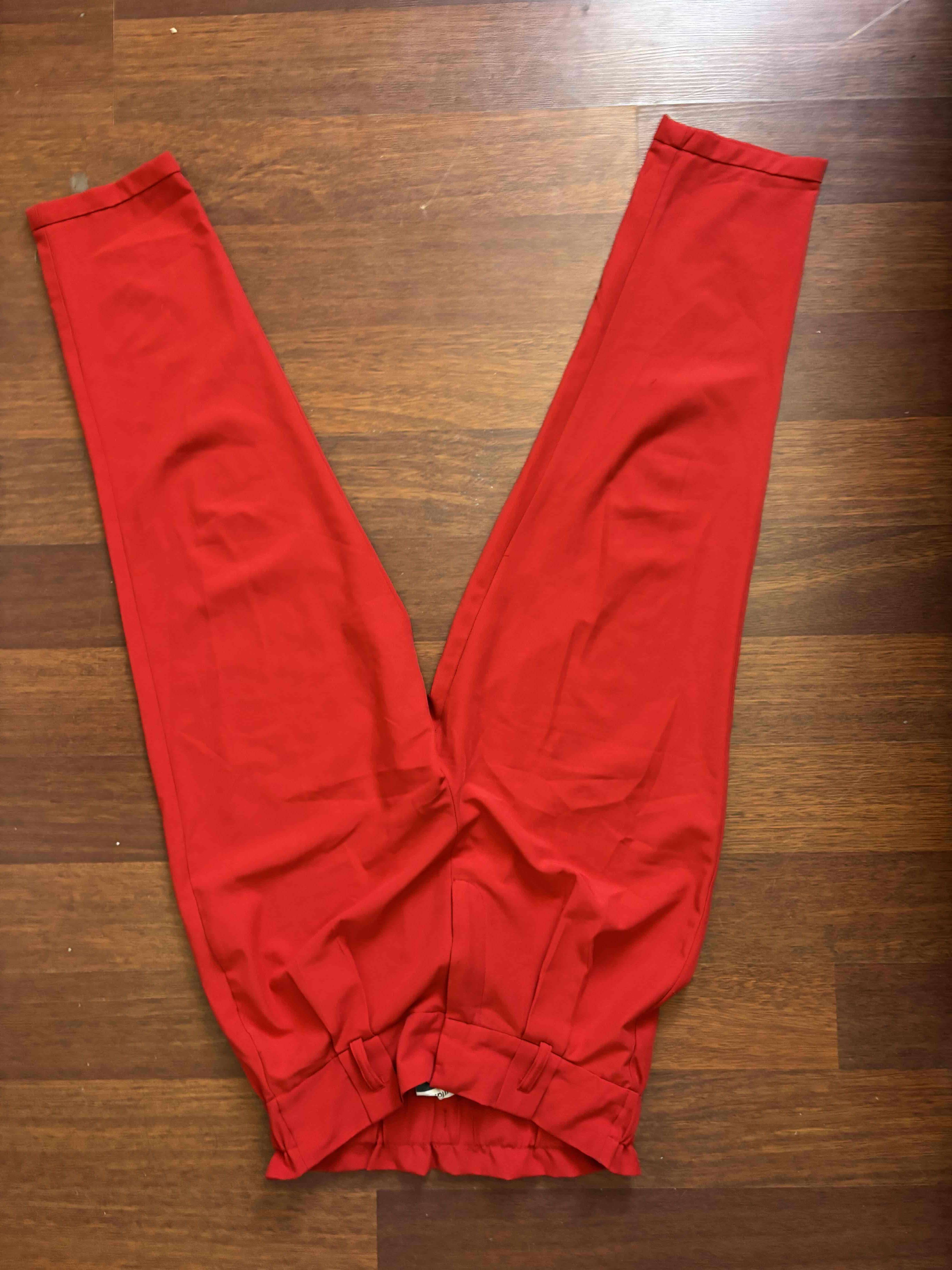 Pantalones rojos vibrantes