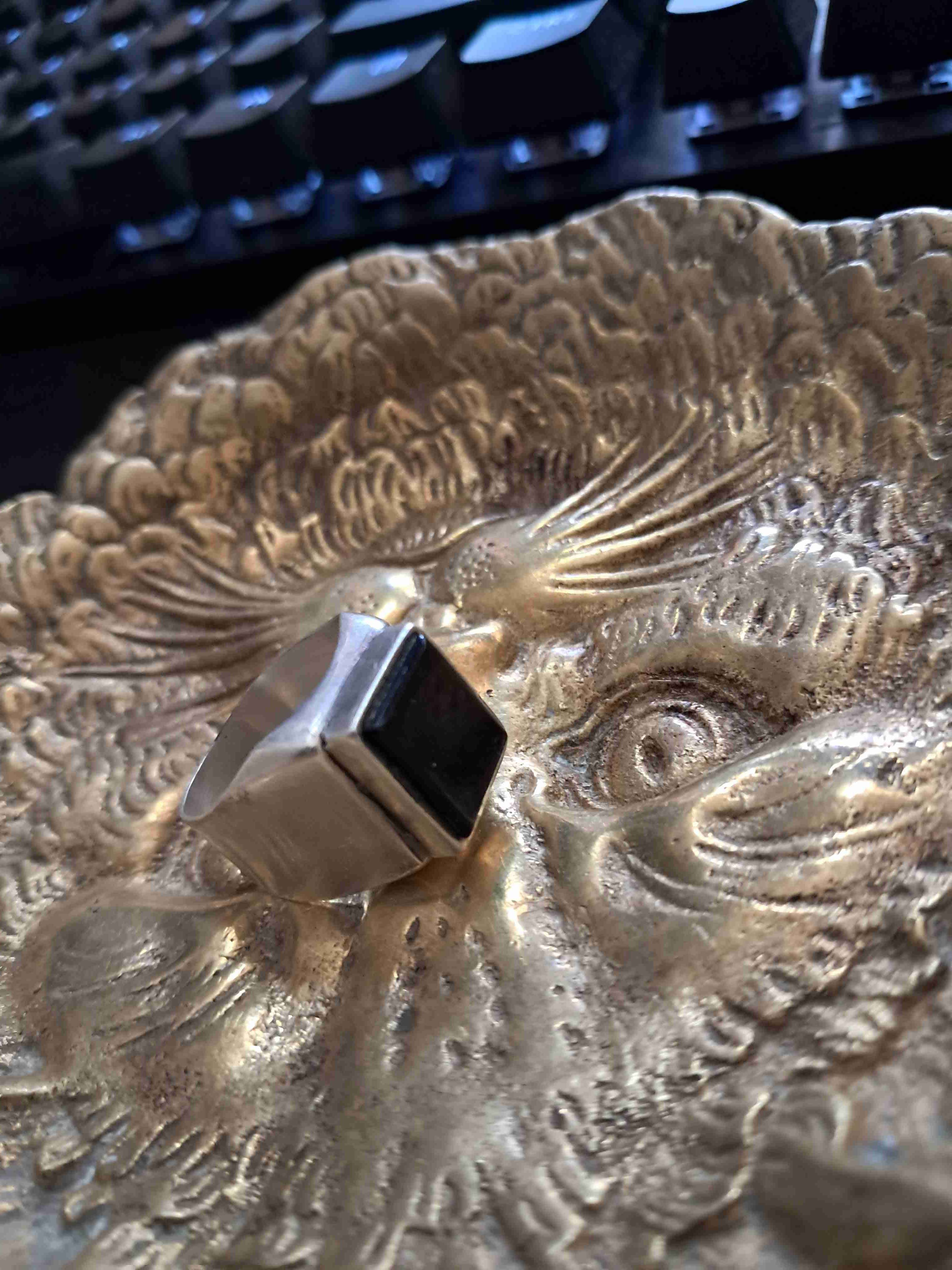 Anillo de plata con piedra negra
