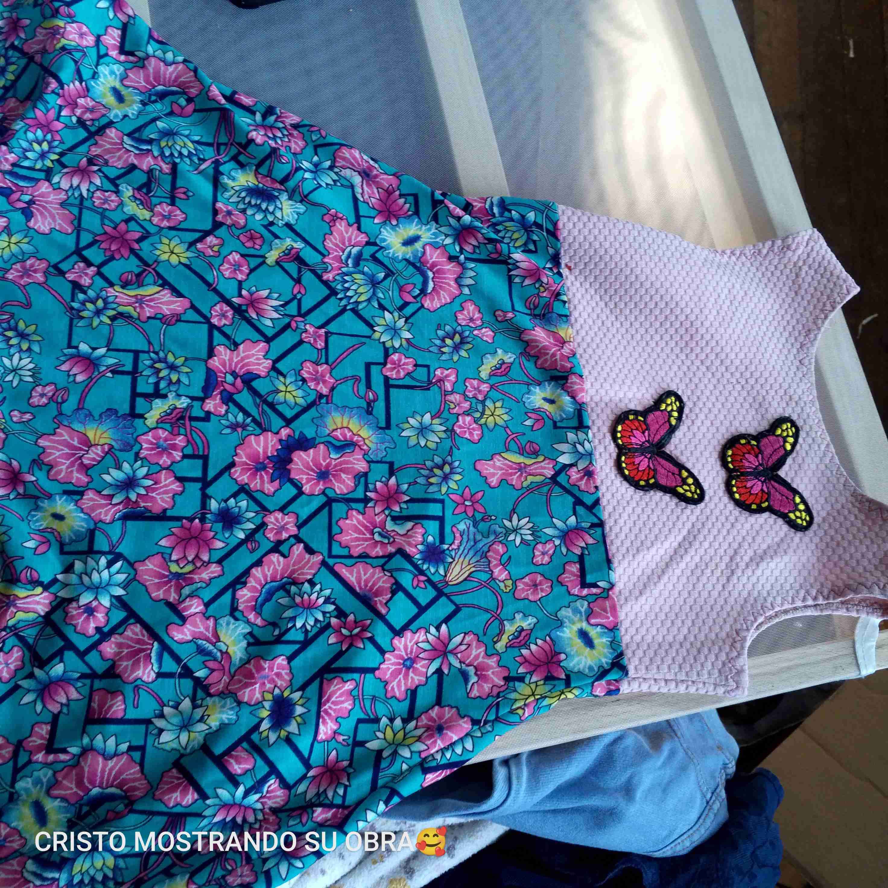 Vestido floral con mariposas