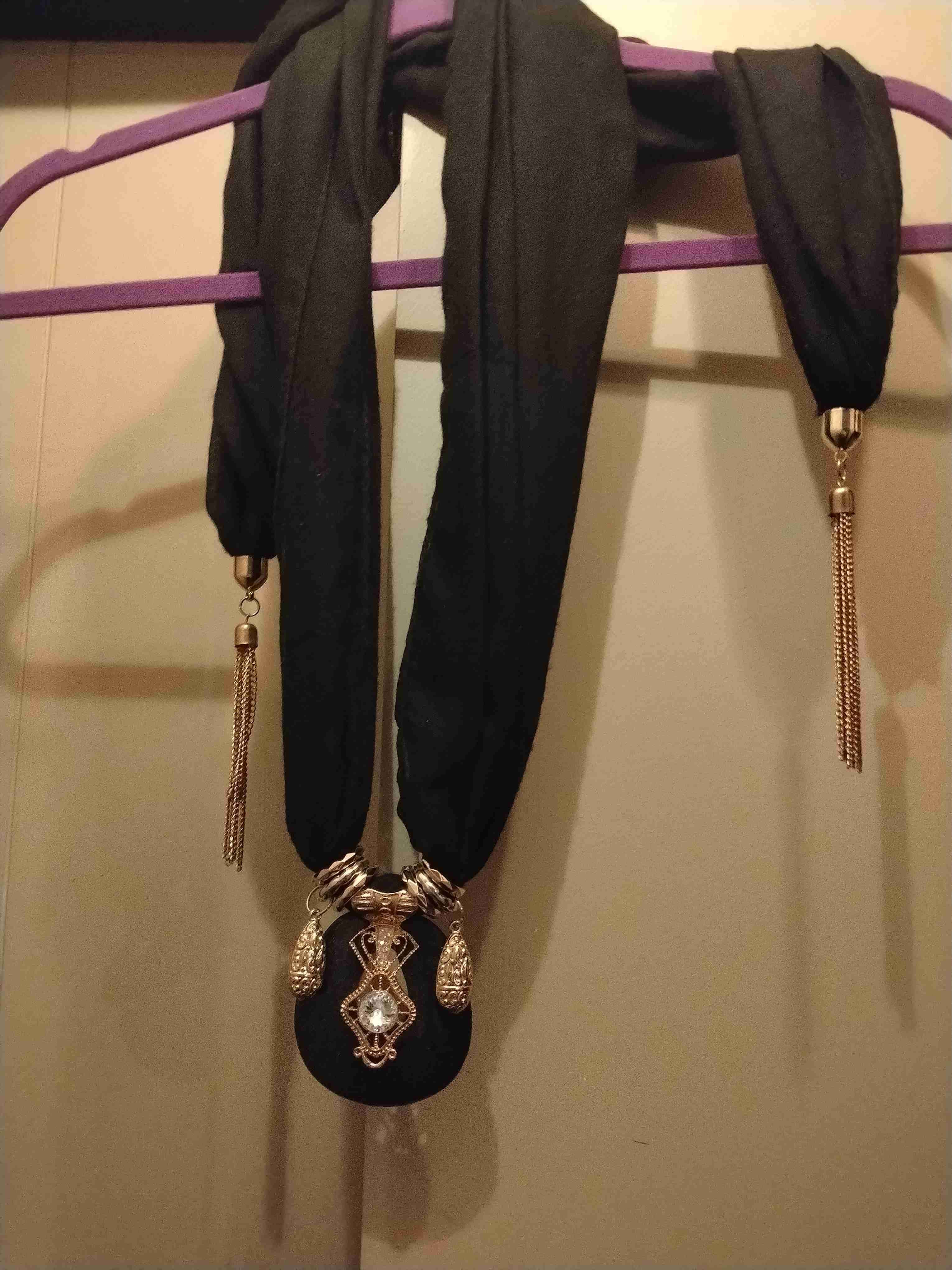 Bufanda negra con colgante decorativo