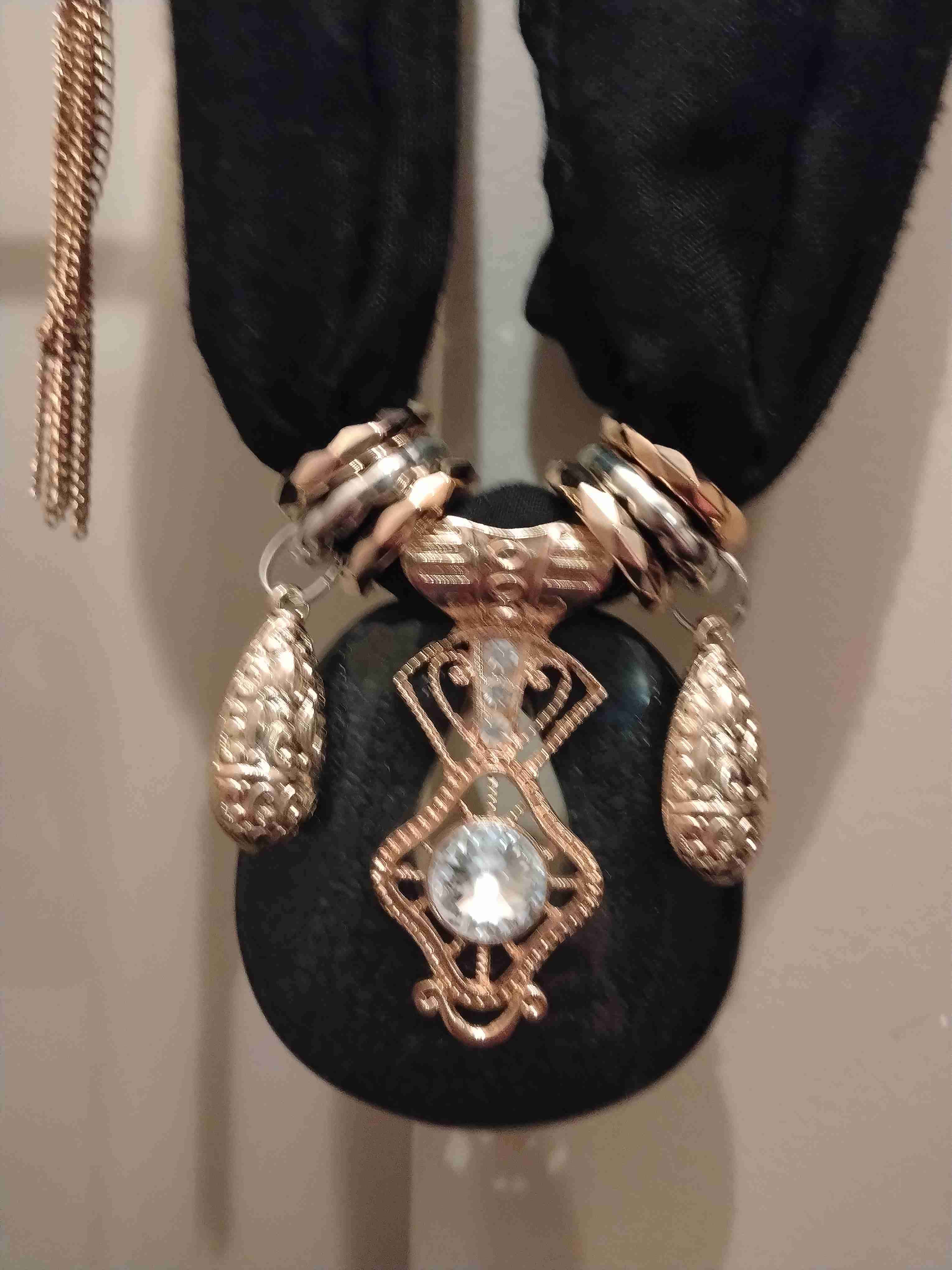 Bufanda negra con colgante decorativo - miniatura 2