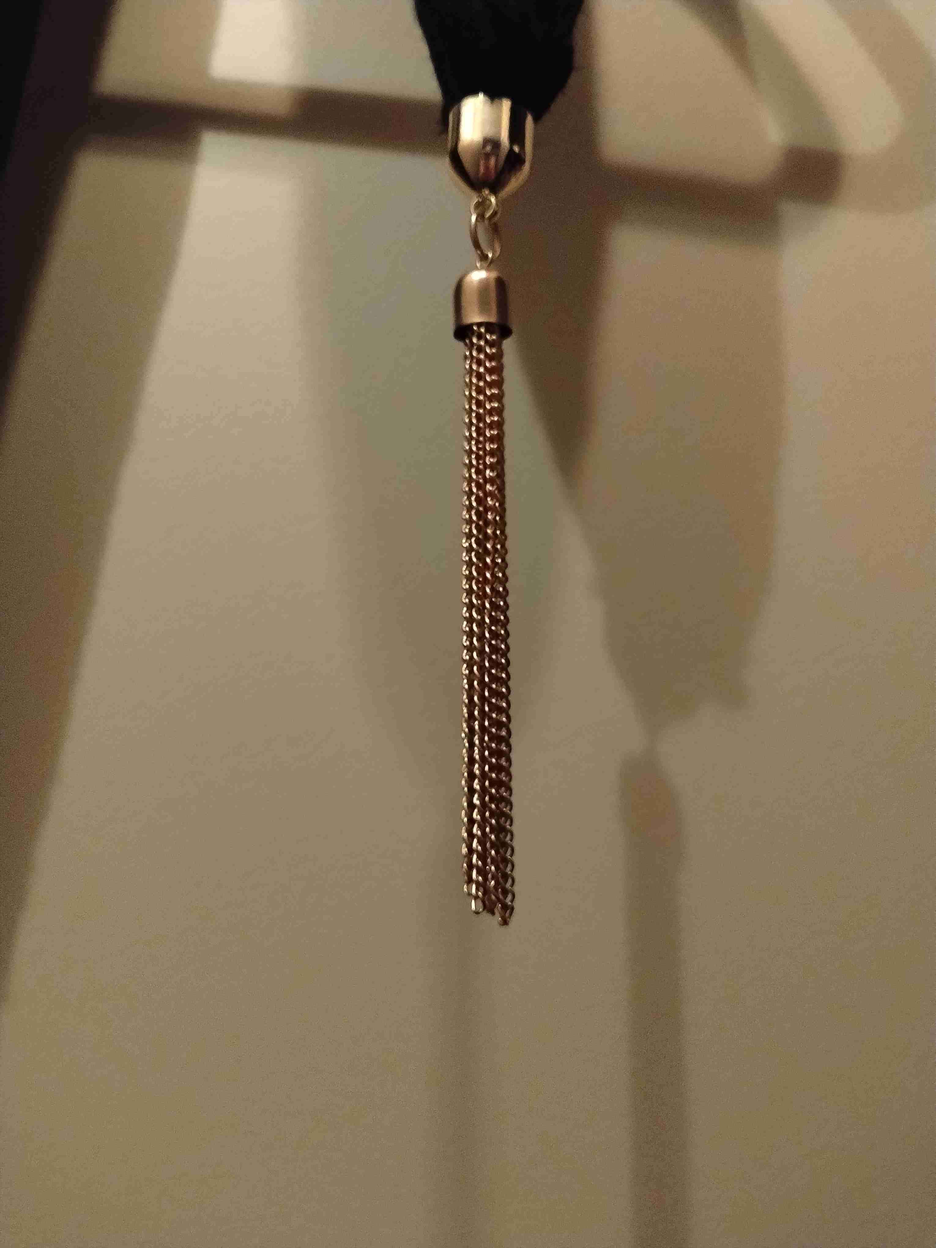 Bufanda negra con colgante decorativo - miniatura 3