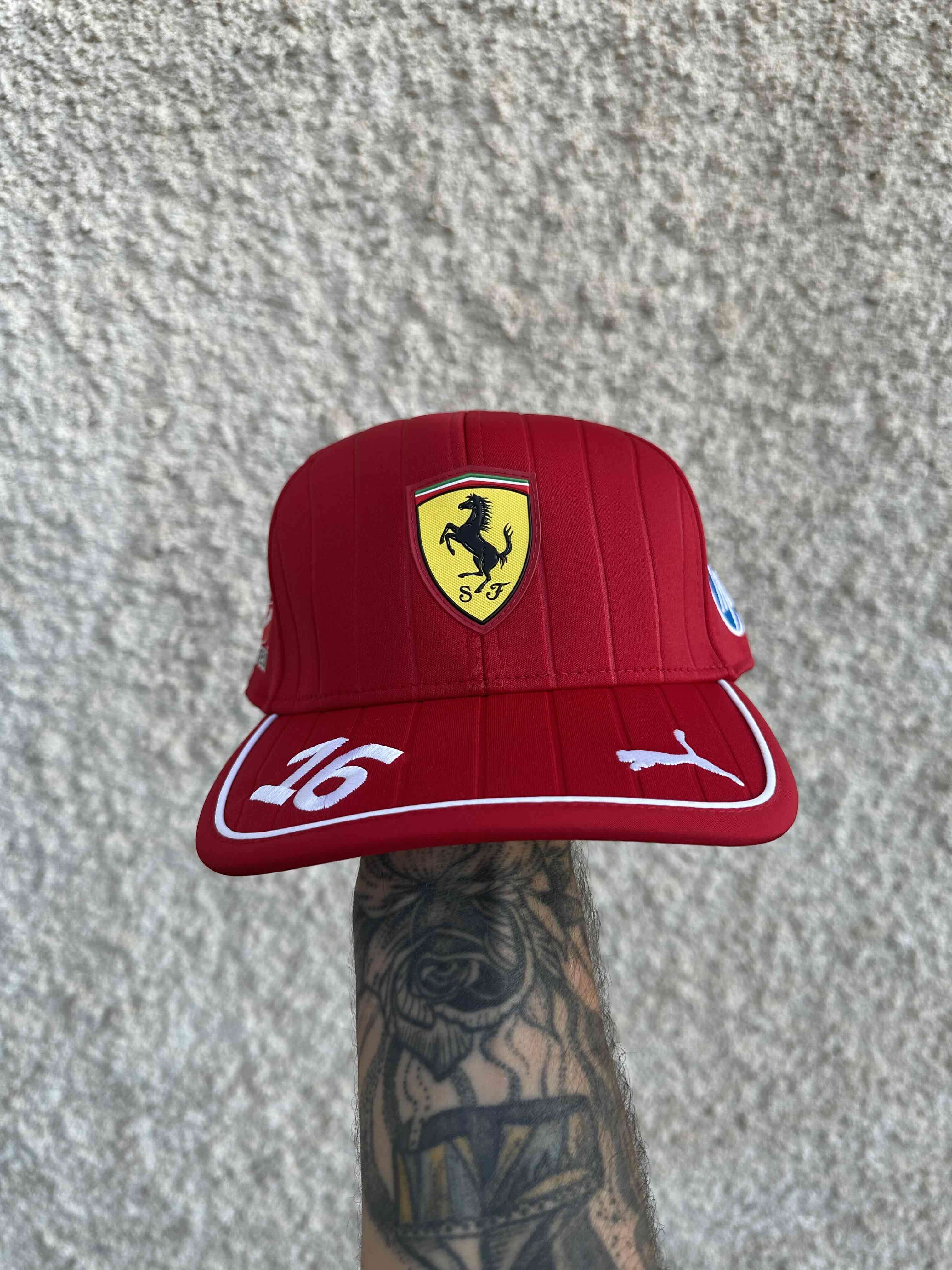 Gorra roja Ferrari