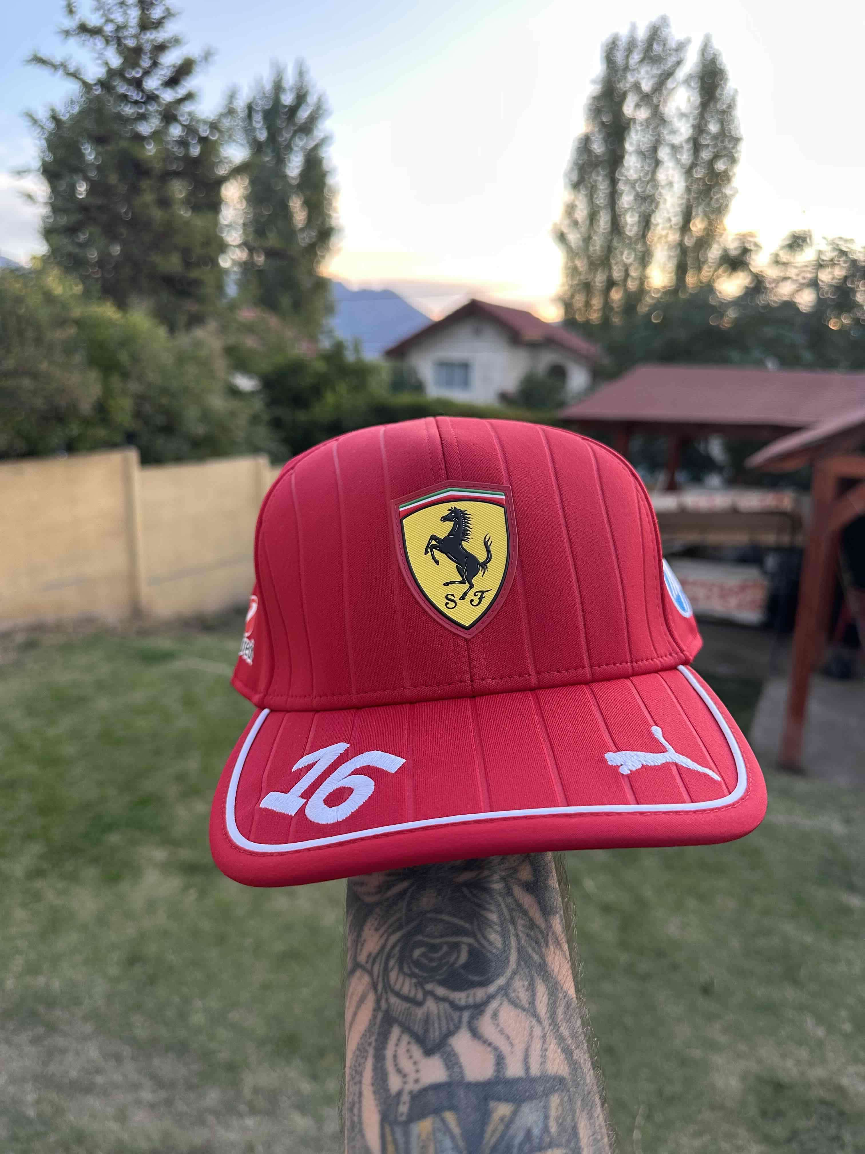 Gorra roja Ferrari - miniatura 3