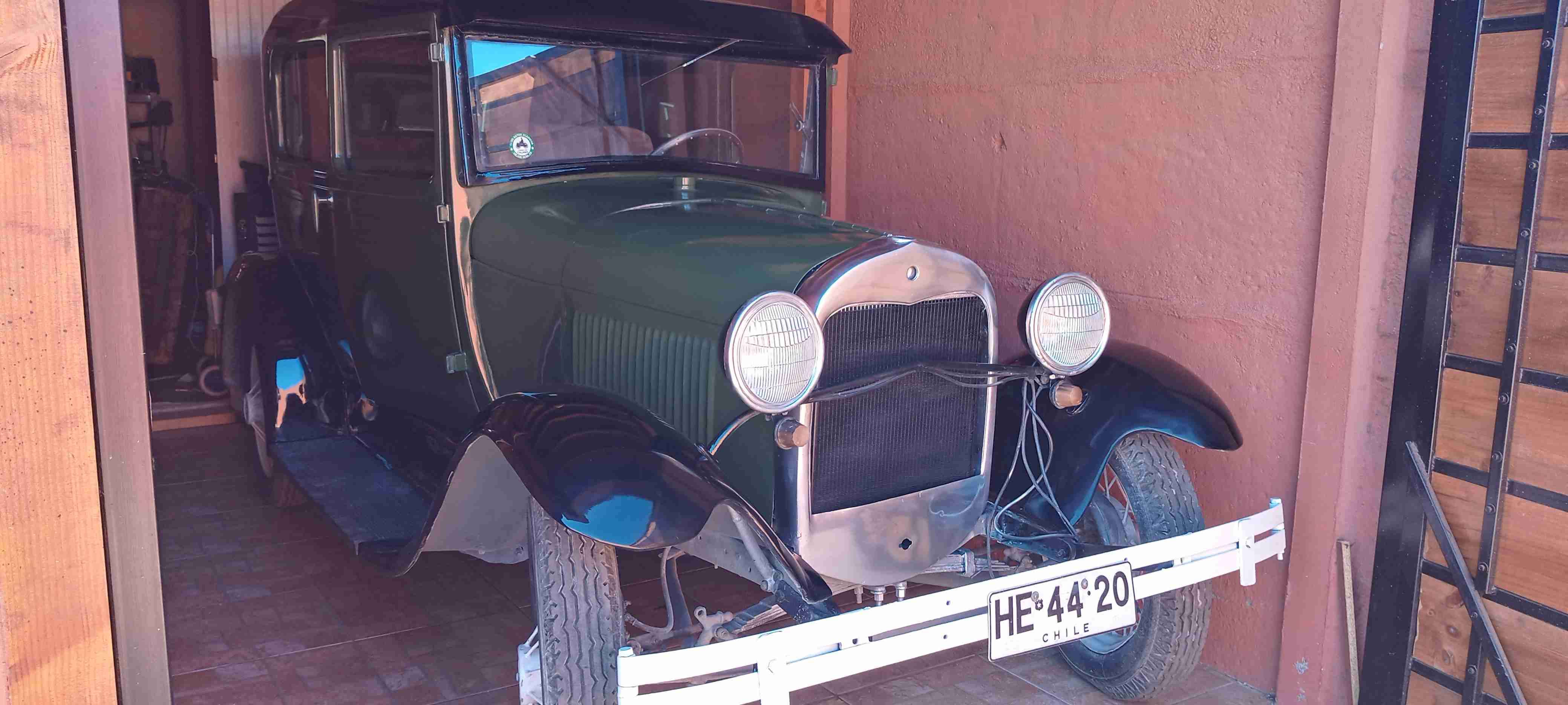 Auto clásico Ford verde - miniatura 2