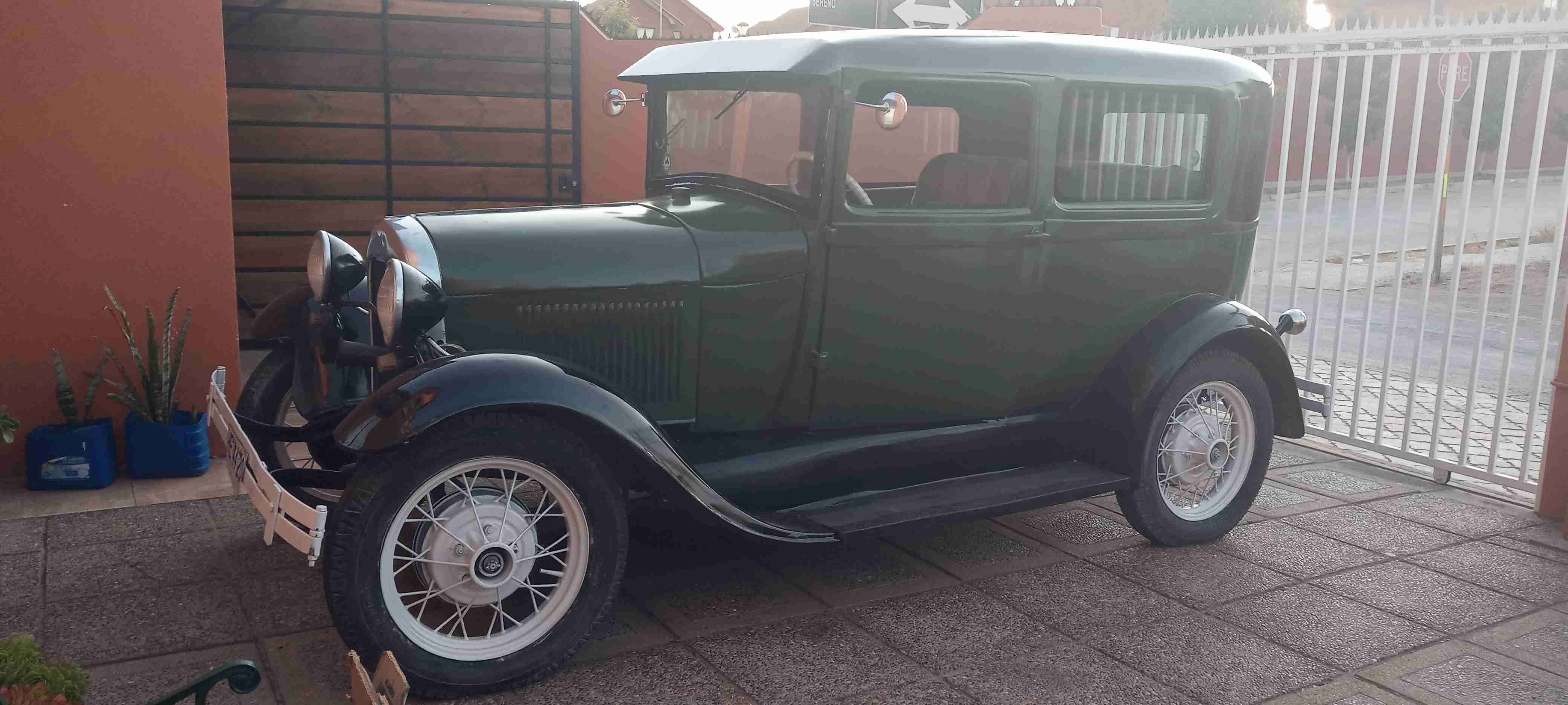 Auto clásico Ford verde - miniatura 3