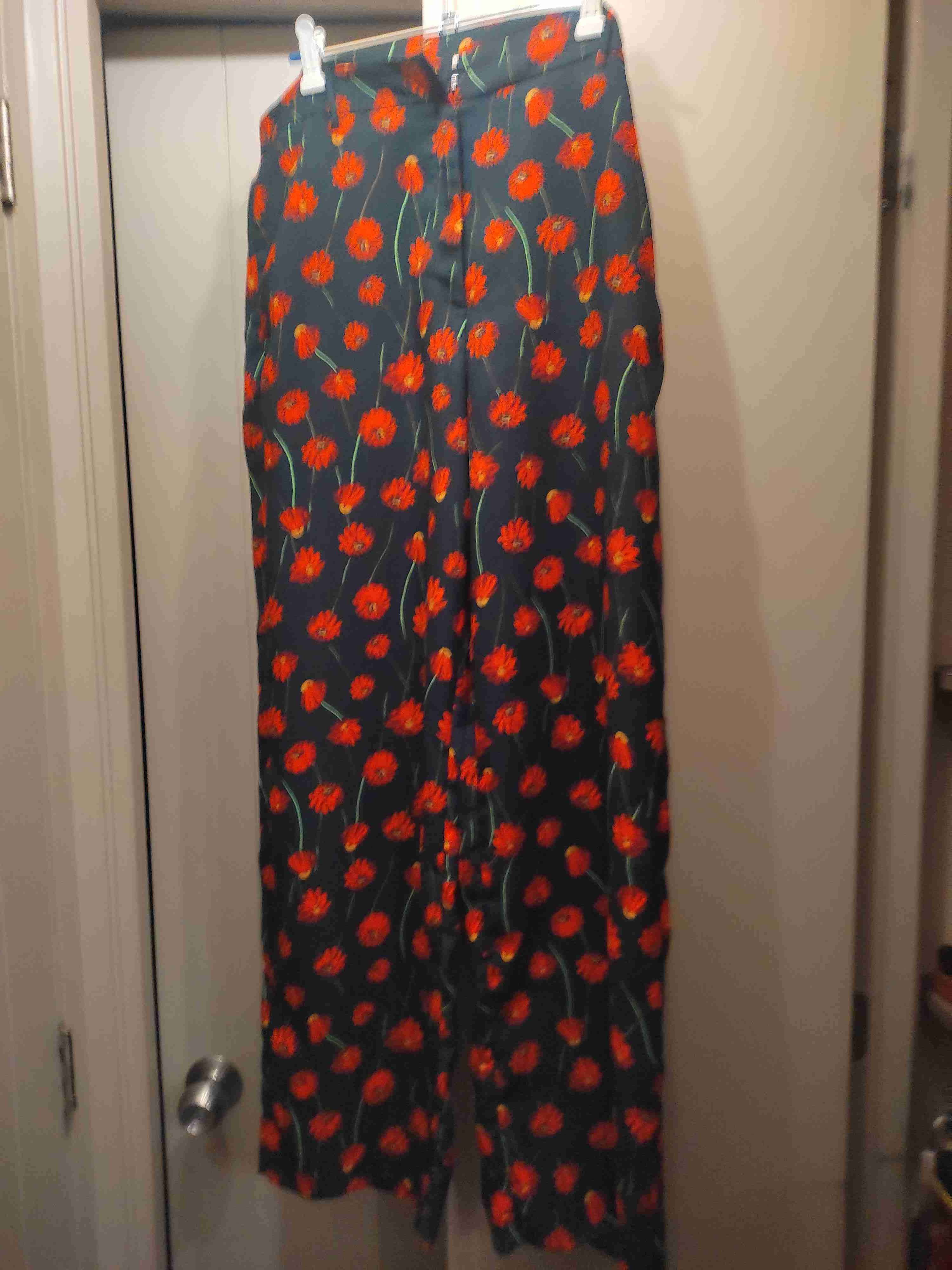 Pantalones con flores rojas