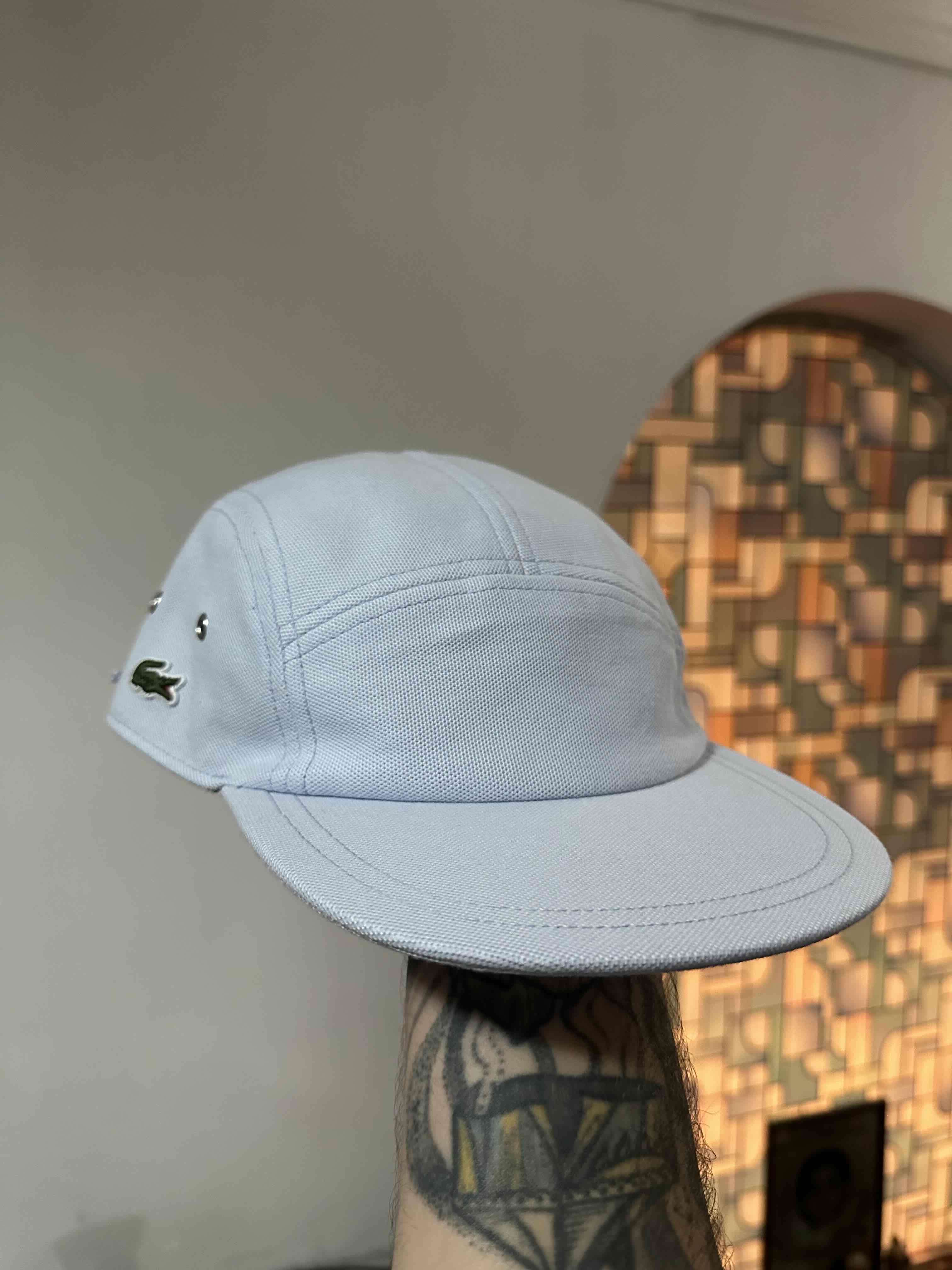 Gorra deportiva azul clara