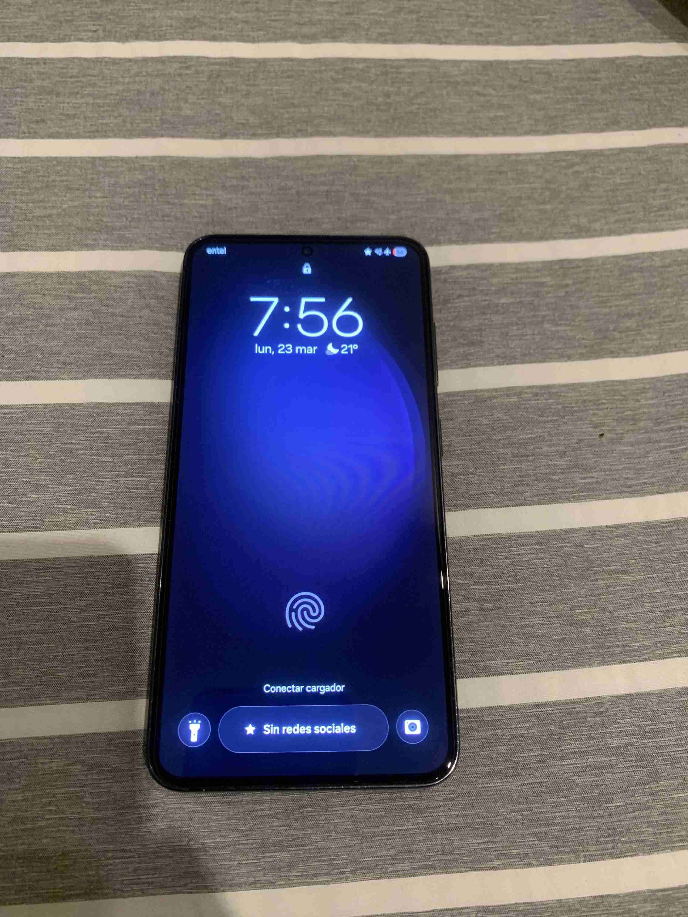 Samsung Galaxy S23 con caja - miniatura 2