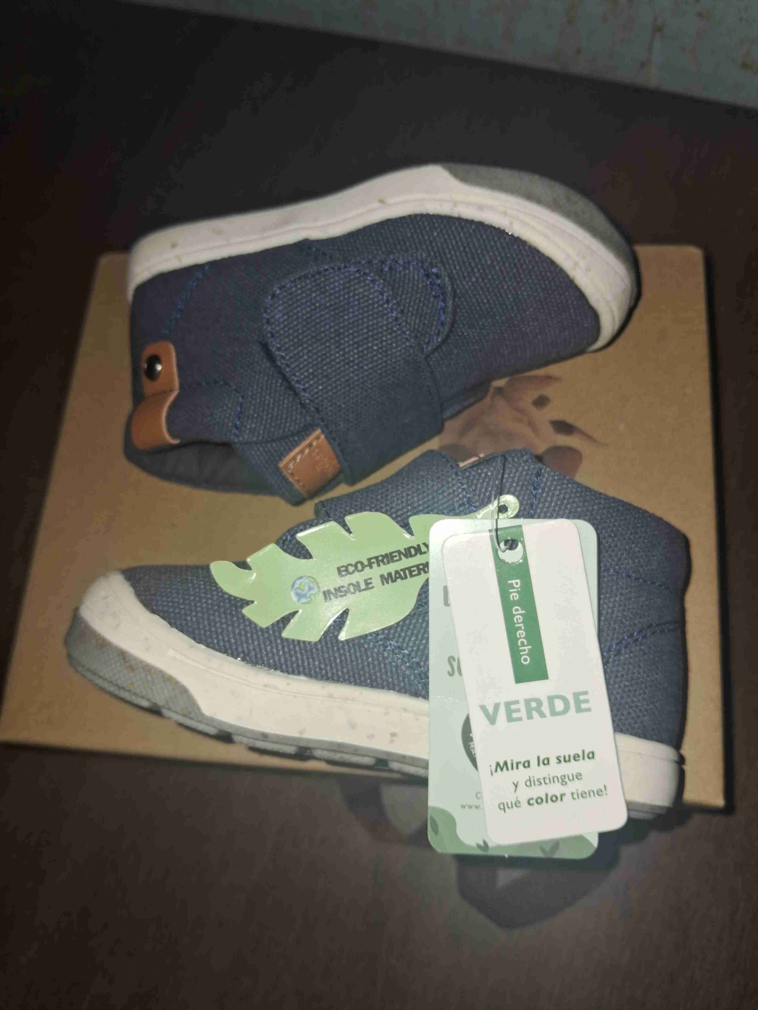 Zapatillas de bebé azul tipo mezclilla. - miniatura 2