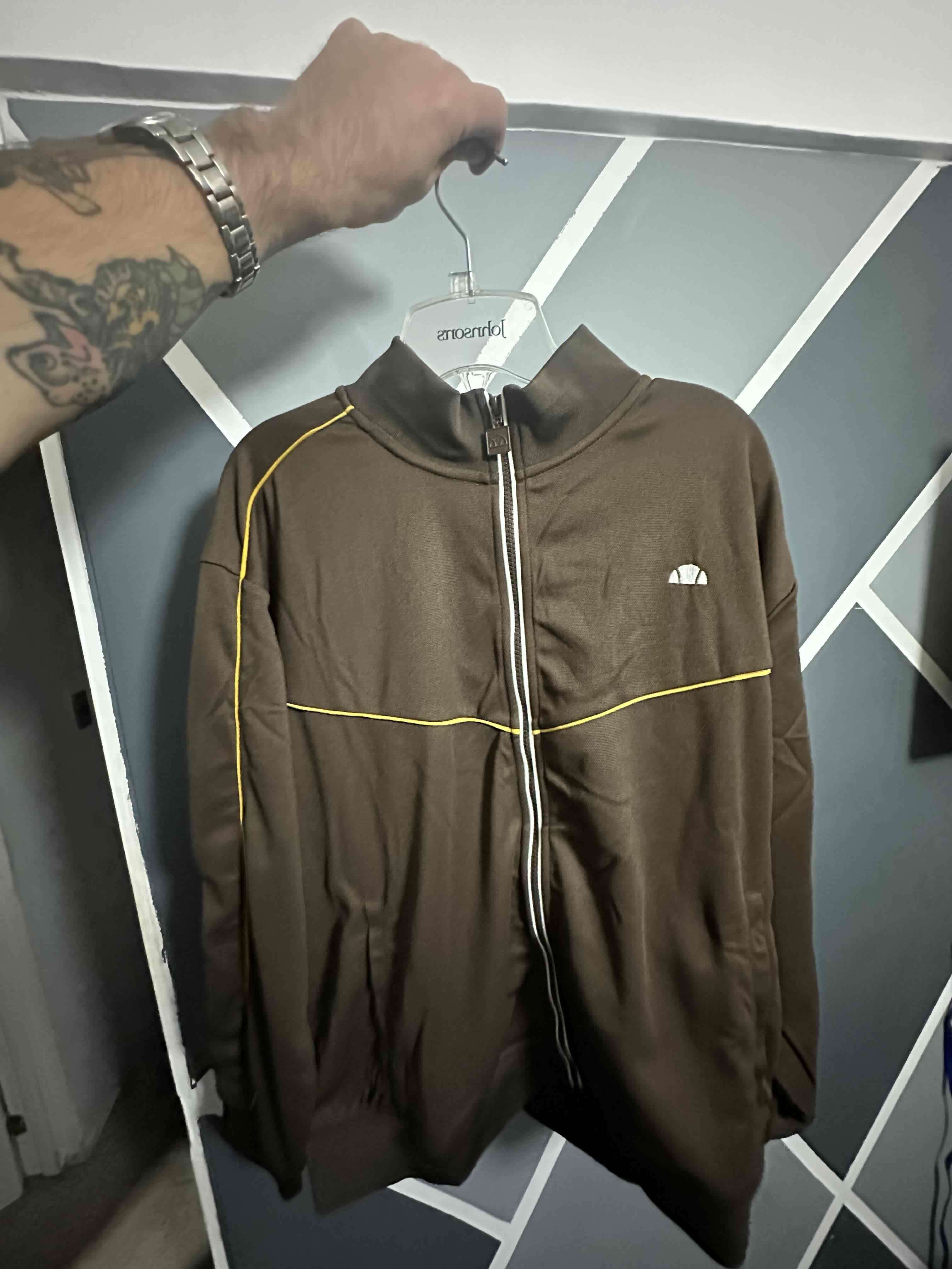 Polerón marrón con cierre