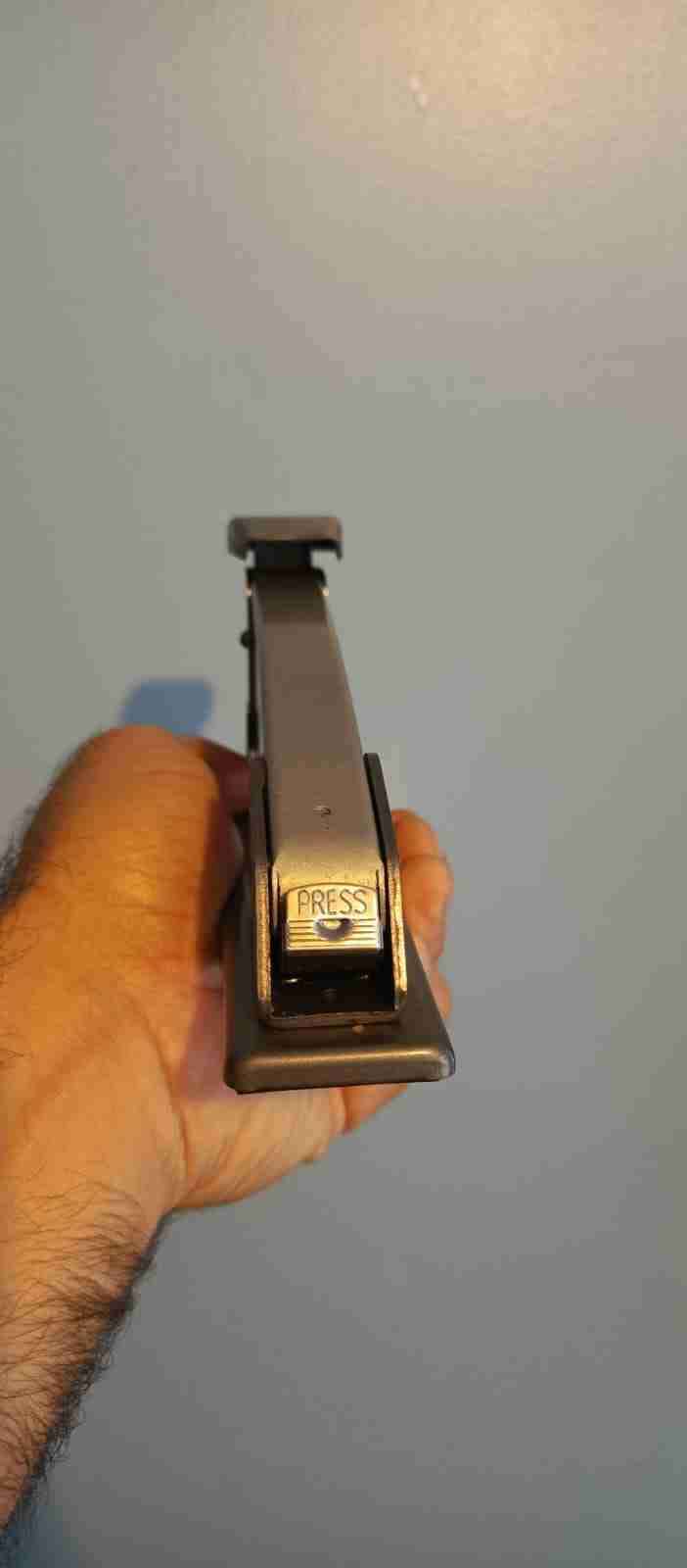 Engrapadora de metal gris