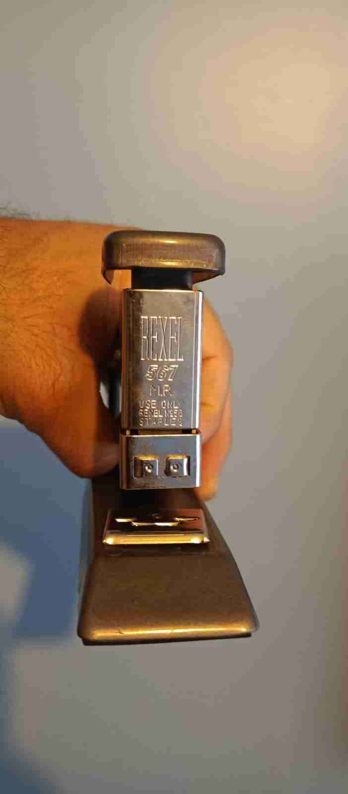 Engrapadora de metal gris - miniatura 2