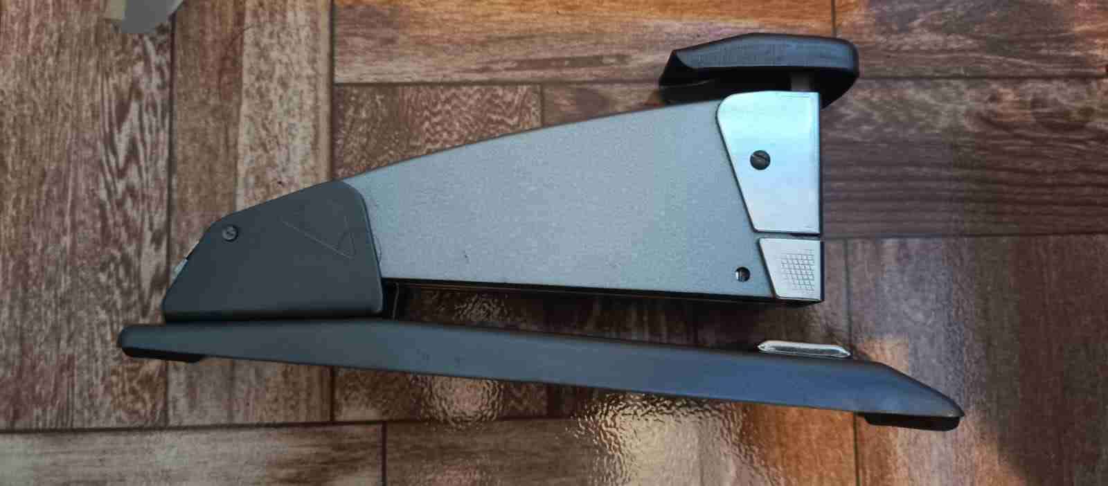 Engrapadora de metal gris - miniatura 4