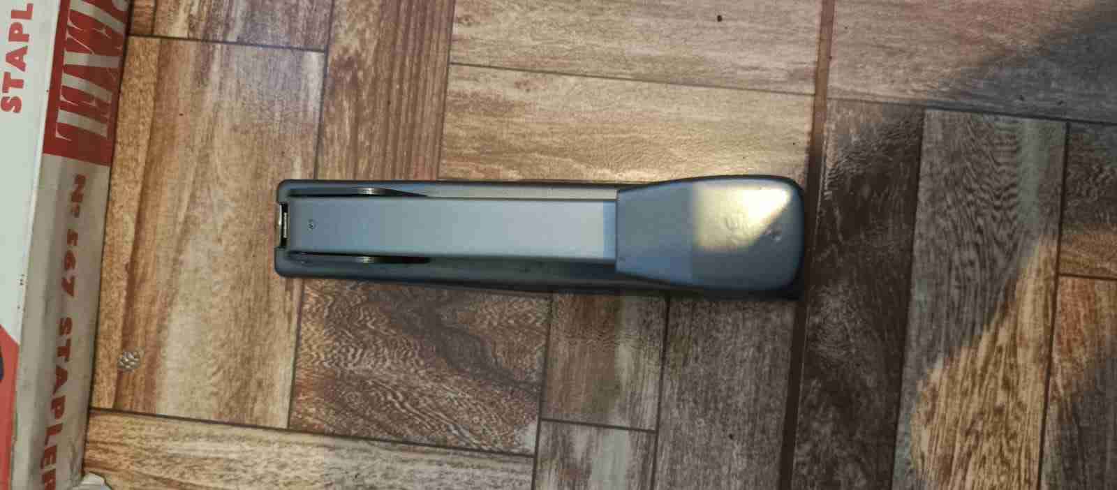 Engrapadora de metal gris - miniatura 5