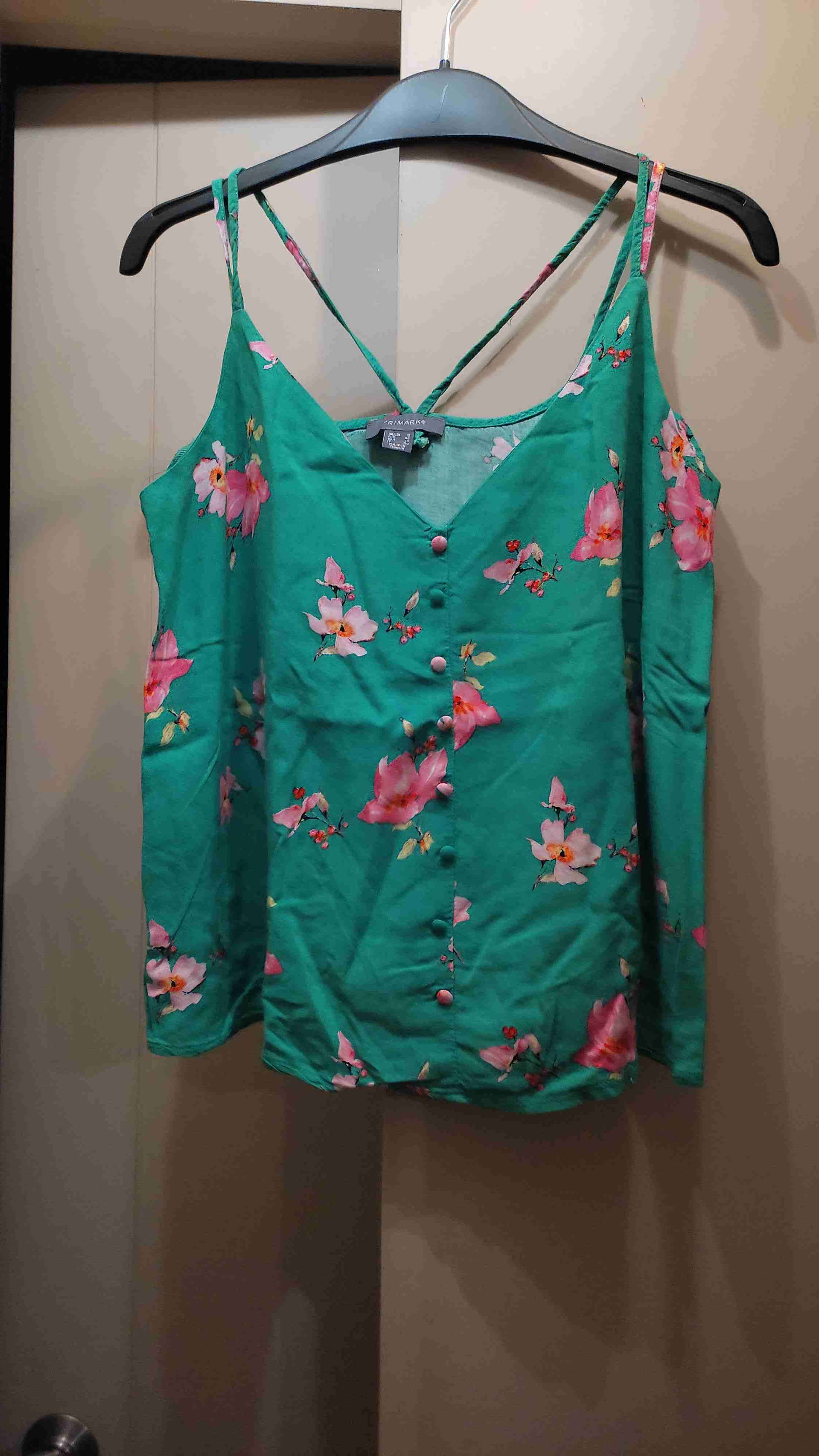 Blusa verde floral con botones