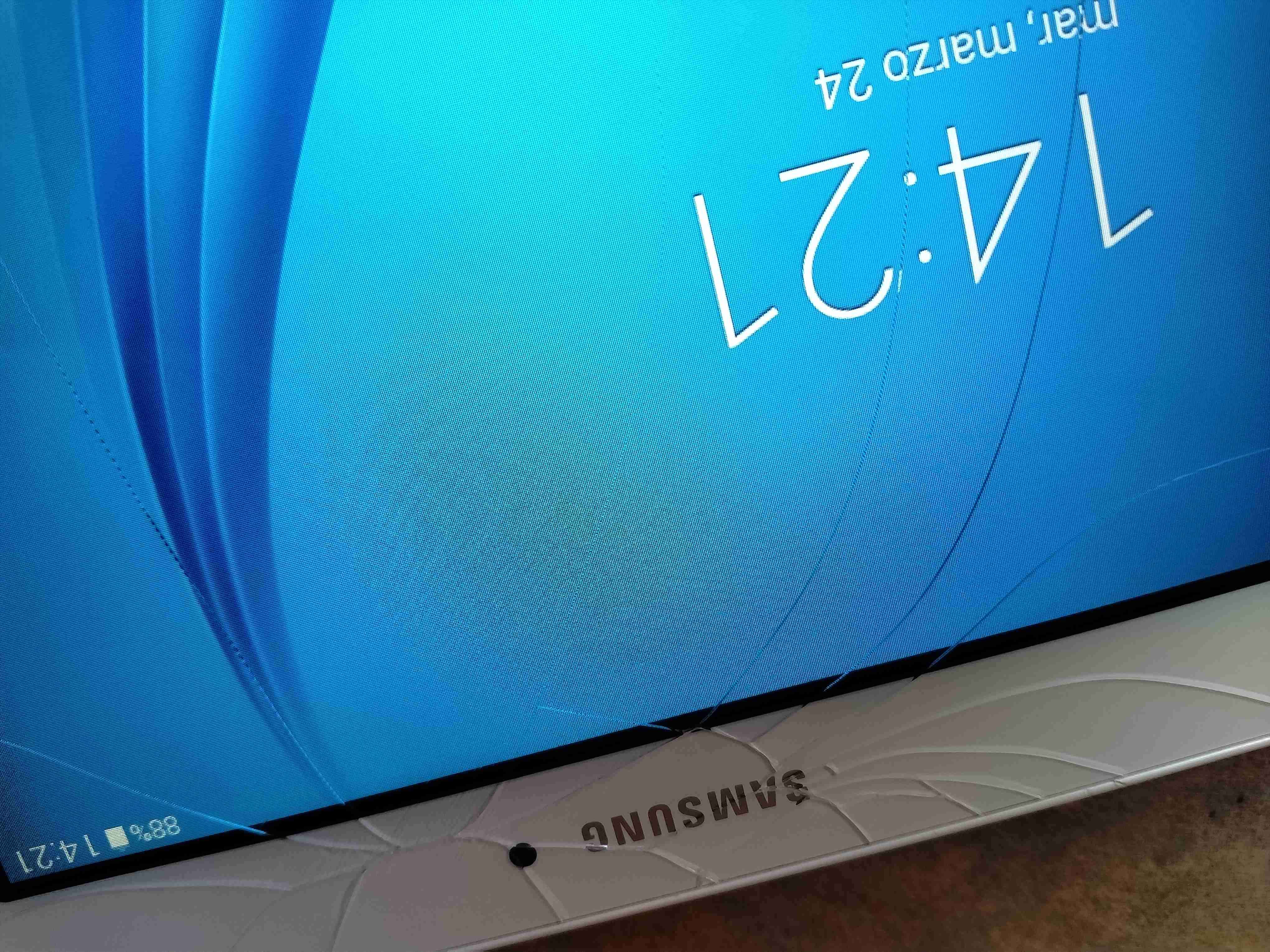 Tablet Samsung con pantalla agrietada - miniatura 2