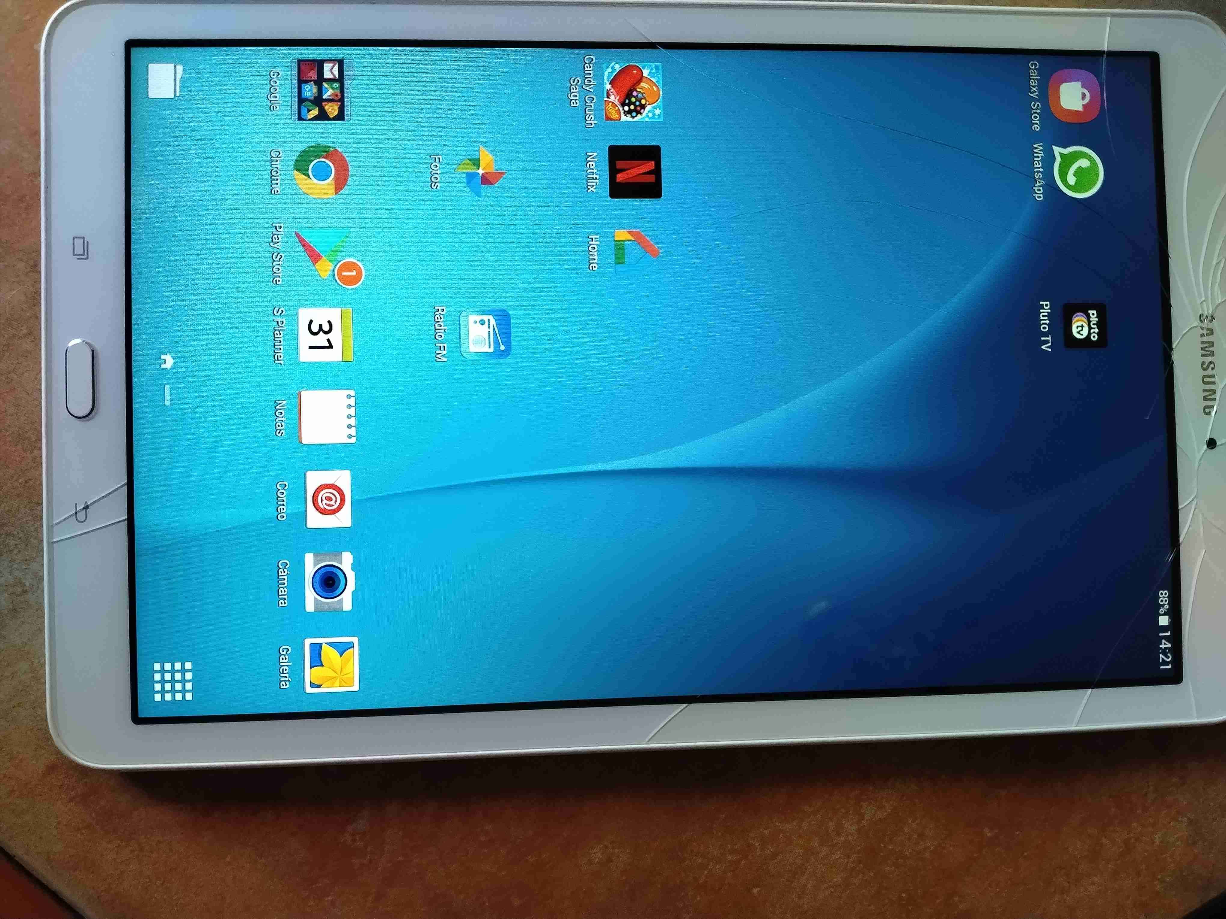 Tablet Samsung con pantalla agrietada - miniatura 3