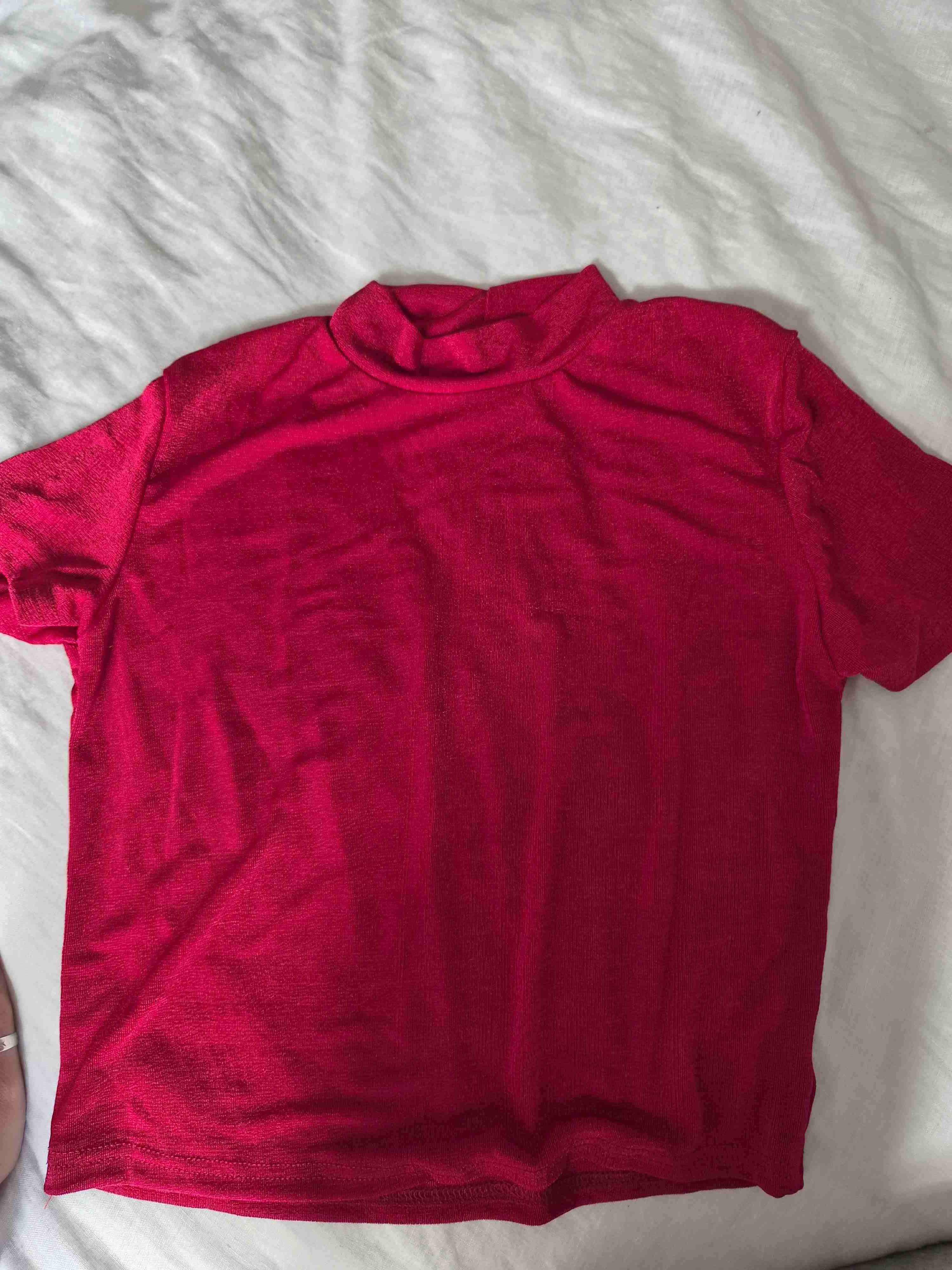 Polera roja de cuello alto