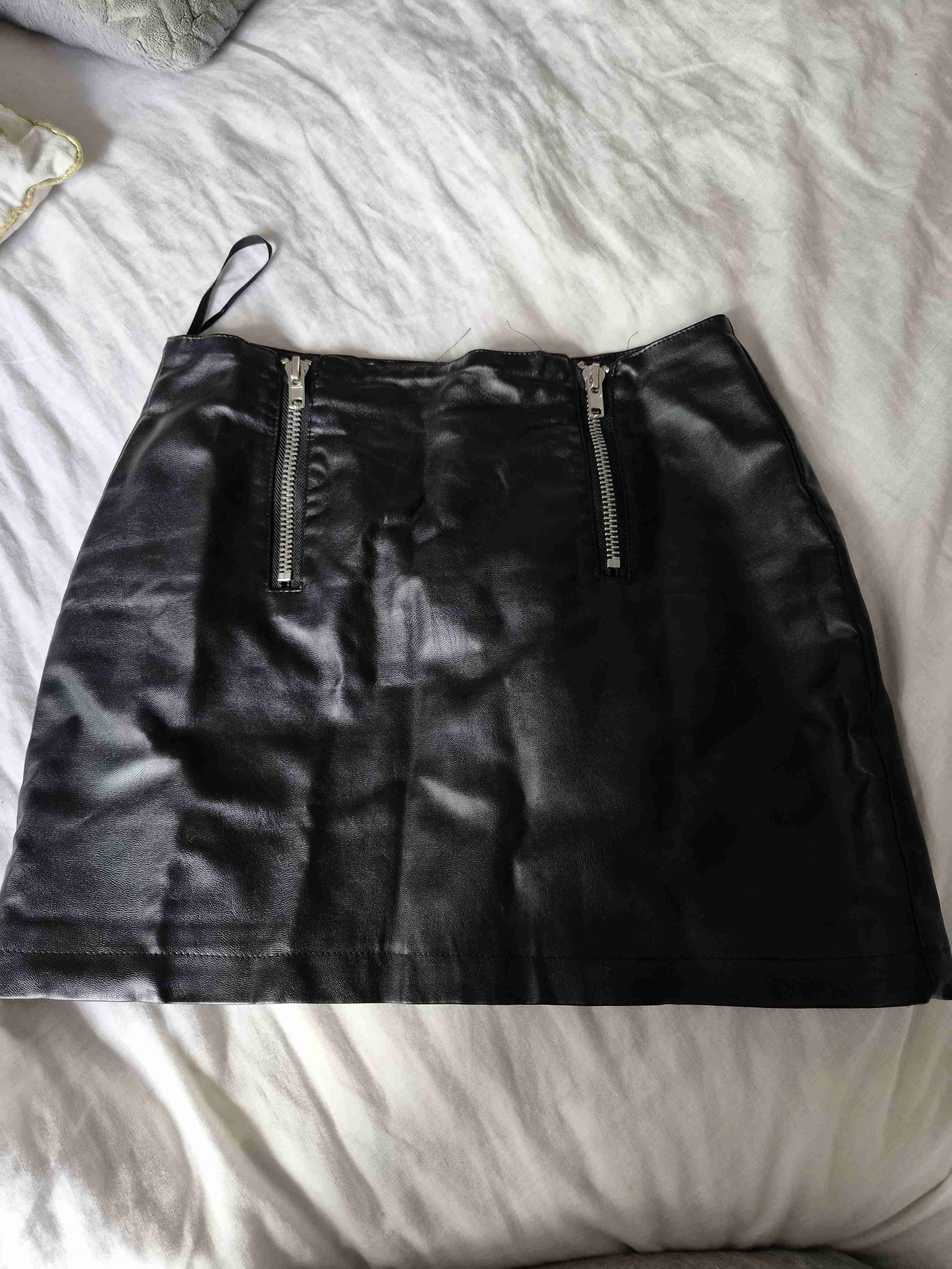 Falda negra con cierre