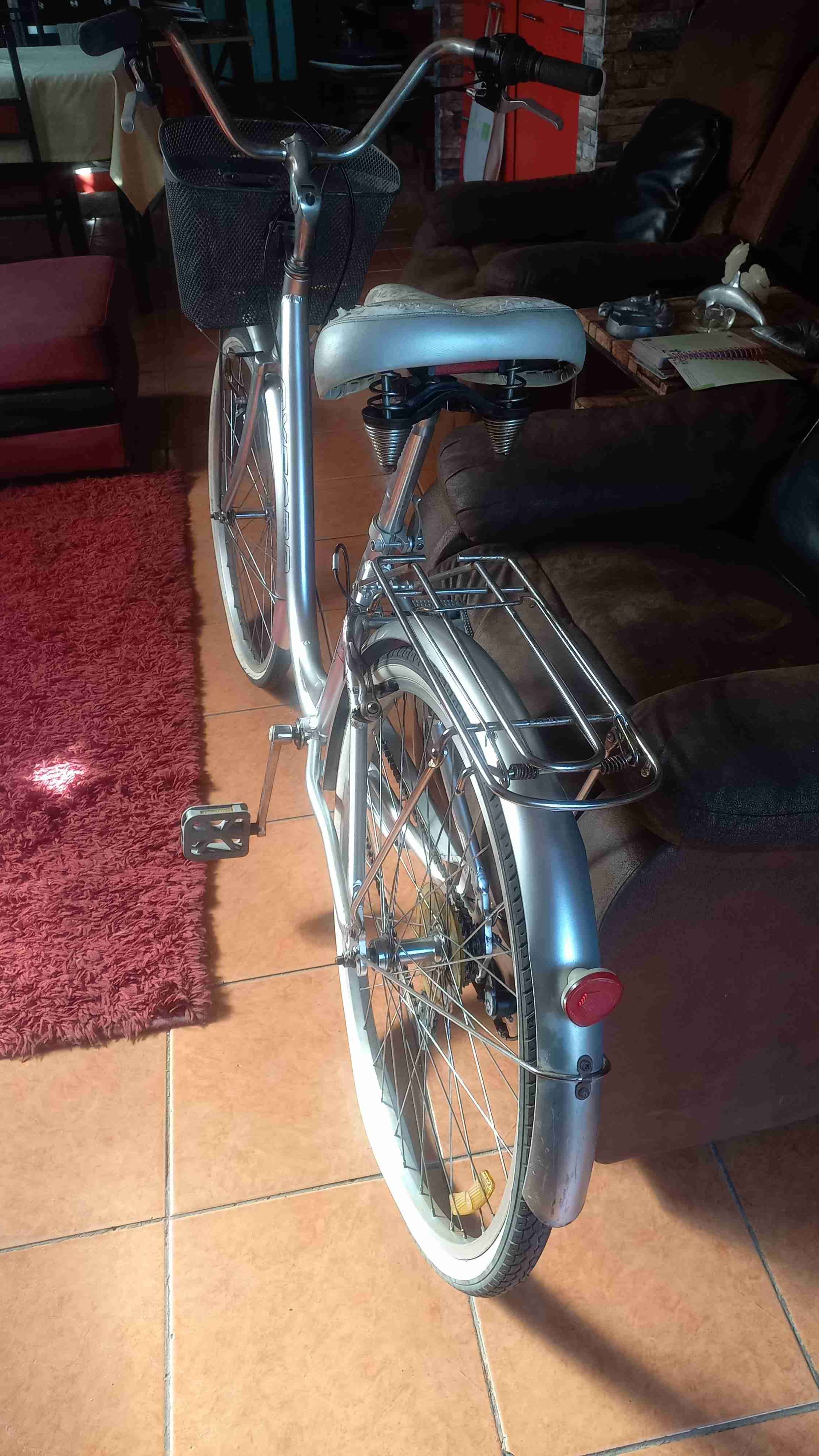 Bicicleta urbana plateada con canasto - miniatura 3