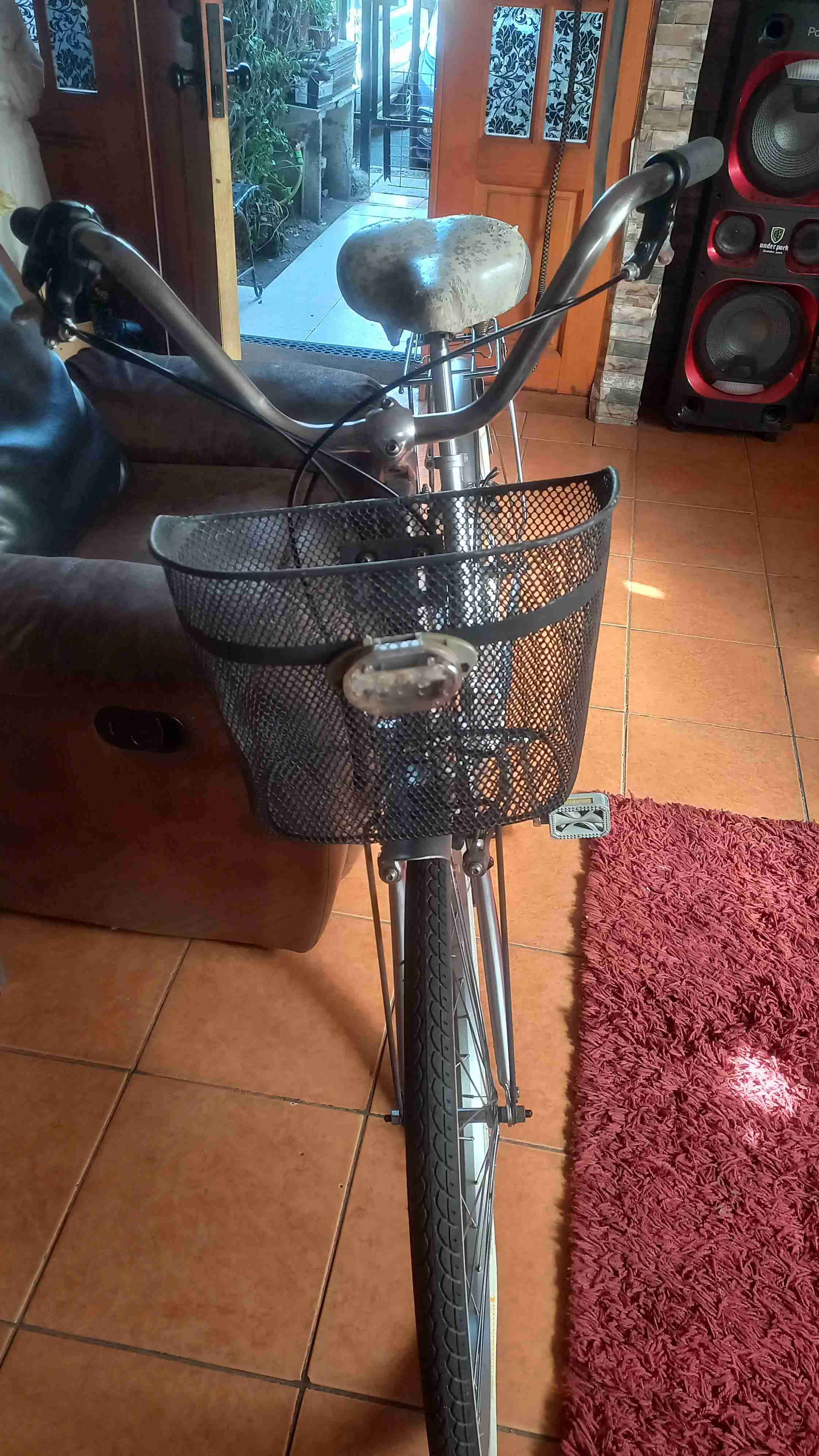 Bicicleta urbana plateada con canasto - miniatura 4