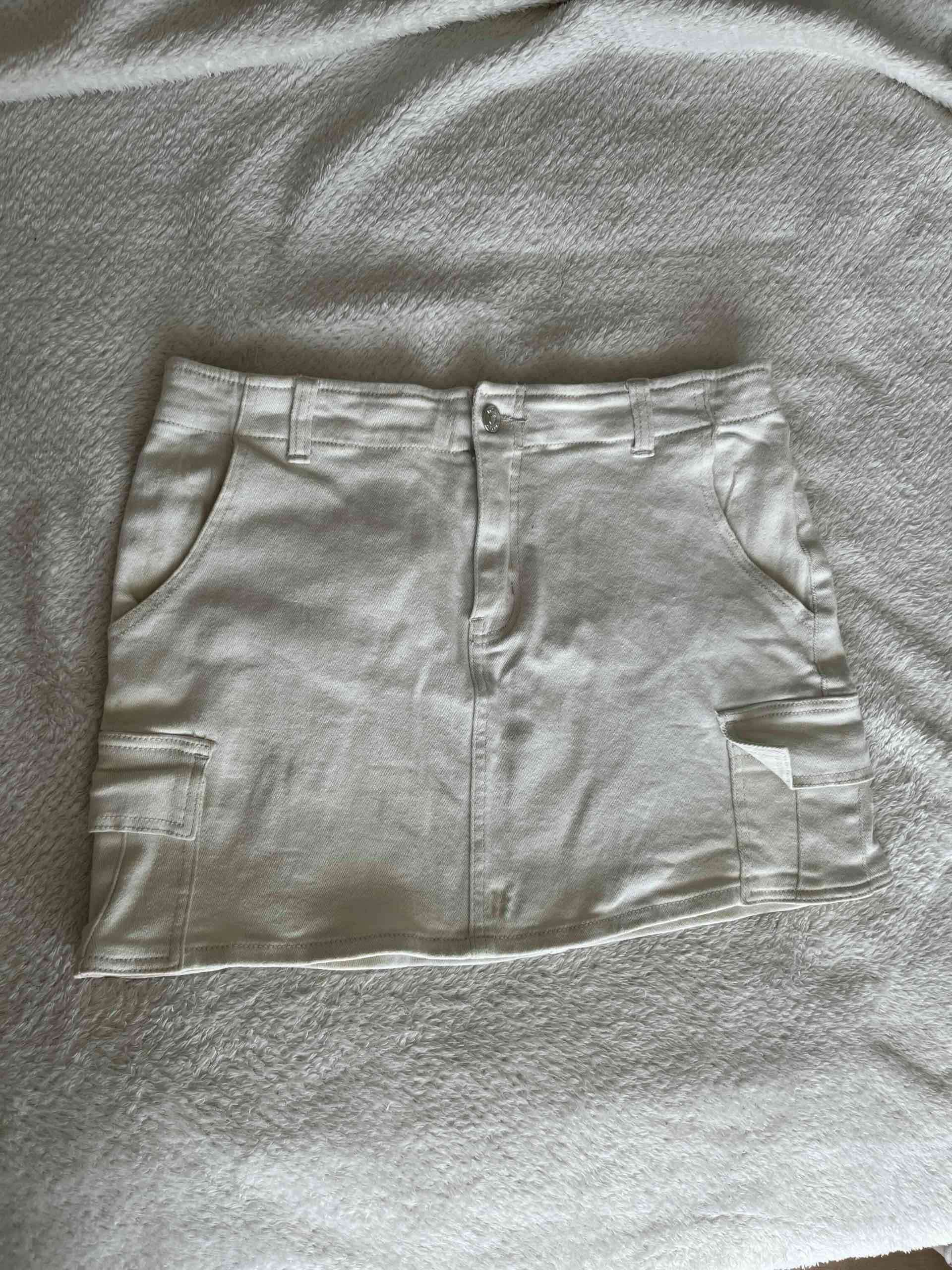 Minifalda blanca con bolsillos