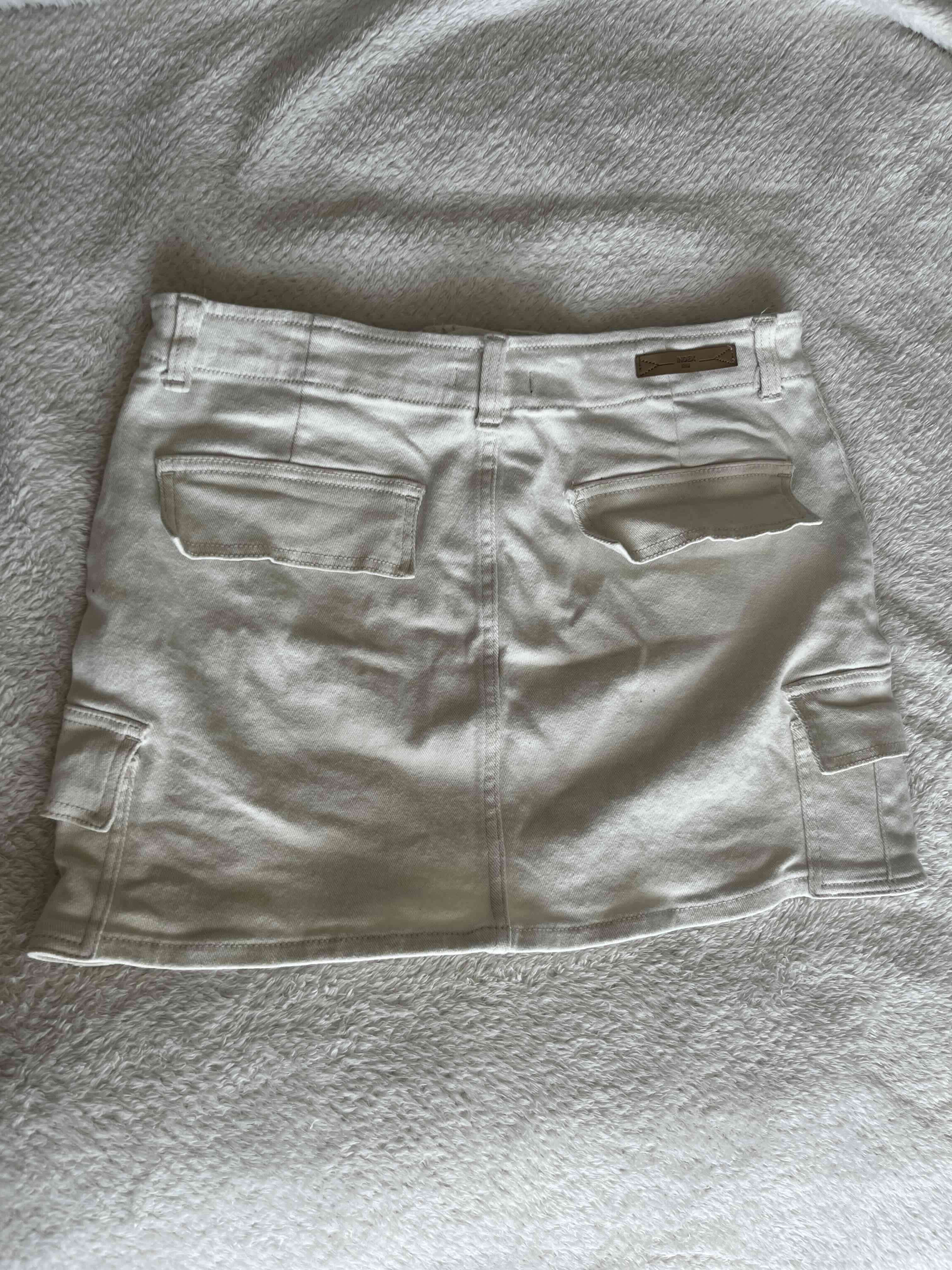 Minifalda blanca con bolsillos - miniatura 2