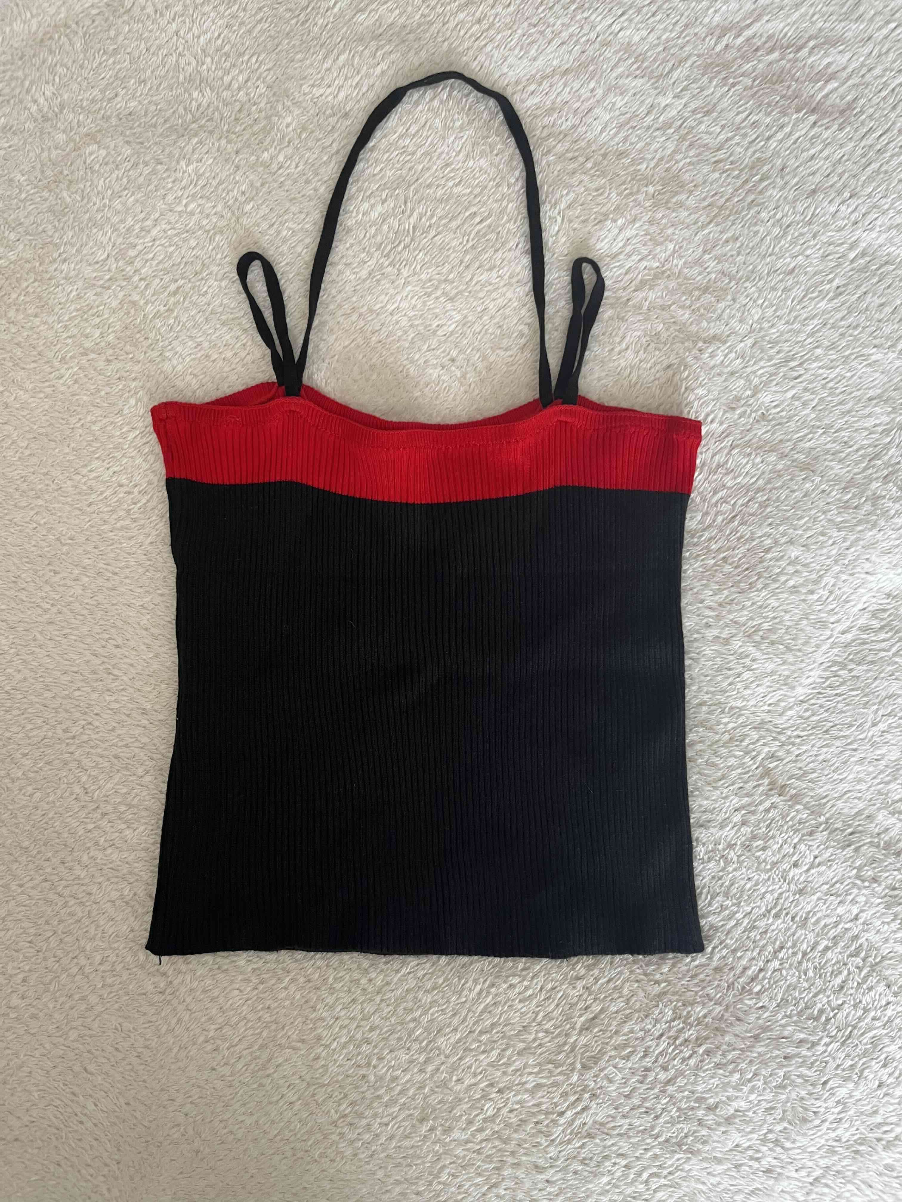 Top de tirantes rojo y negro