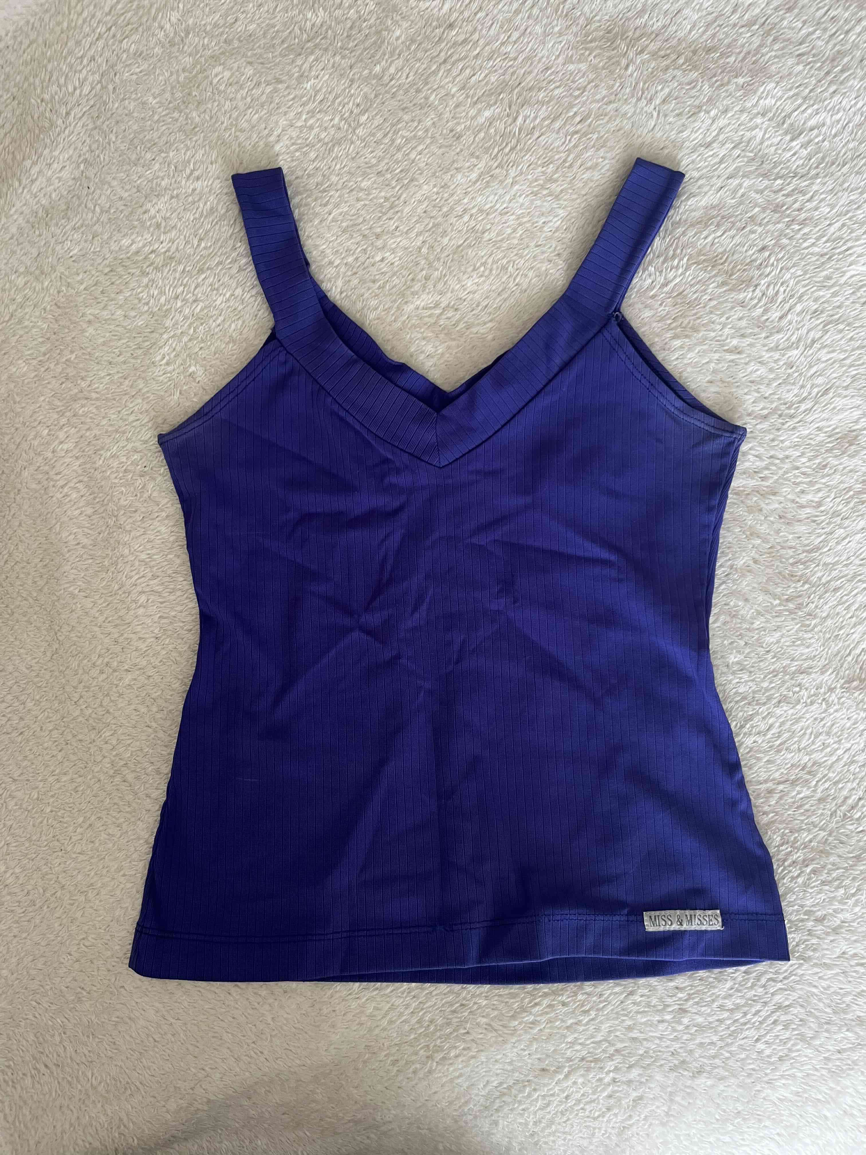 Top azul sin mangas elegante