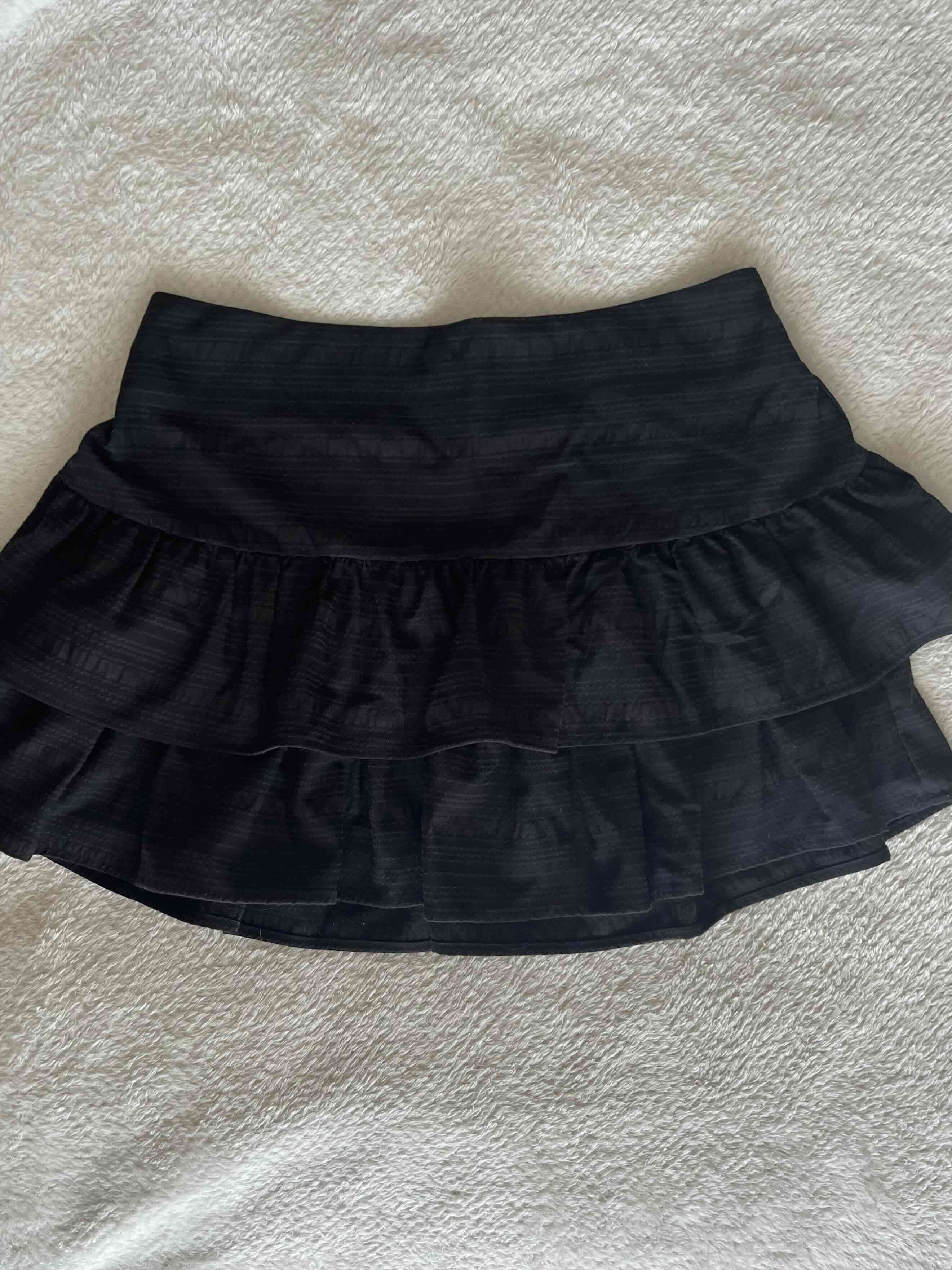 Falda negra con vuelos