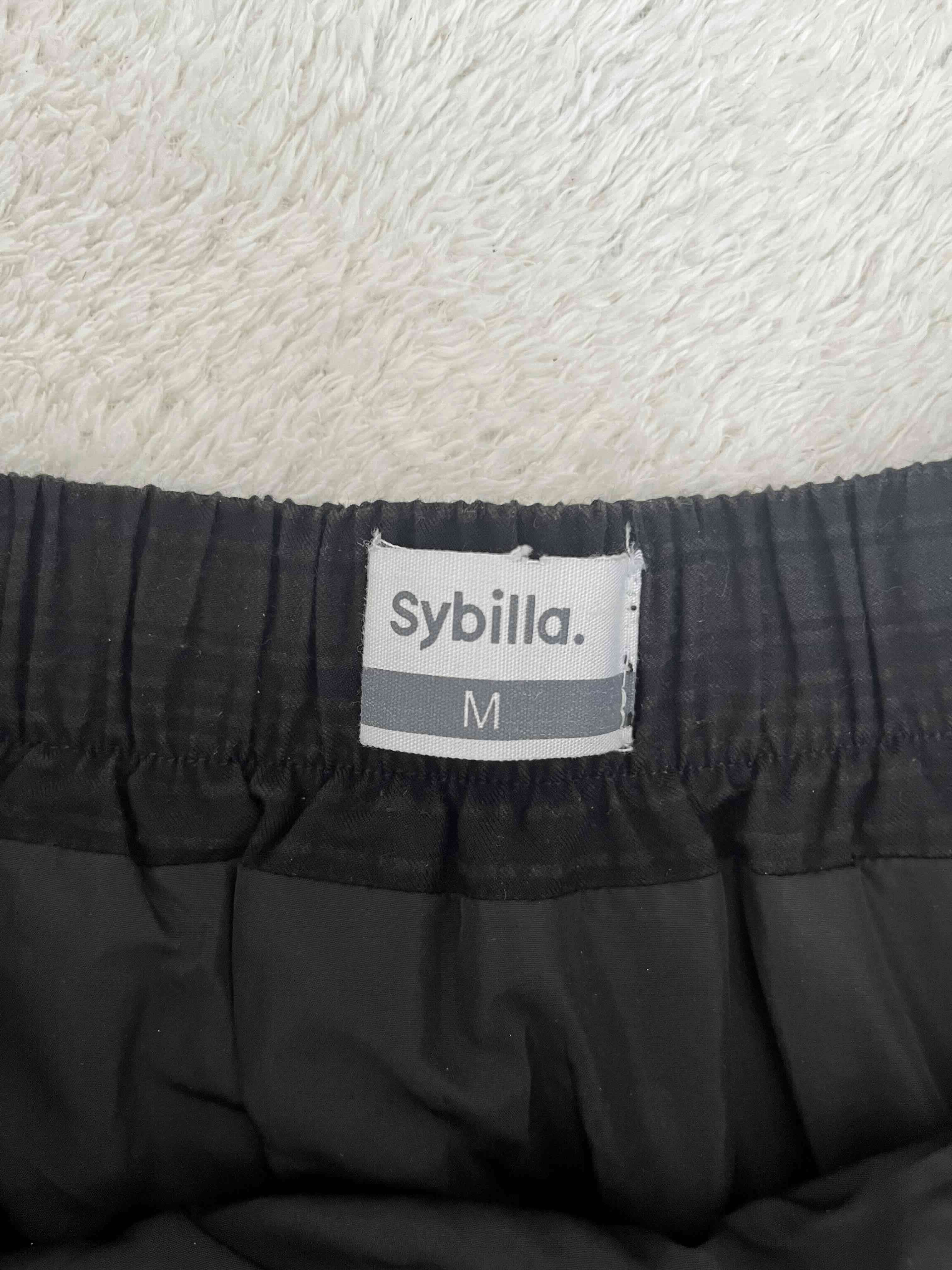 Falda negra con vuelos - miniatura 2